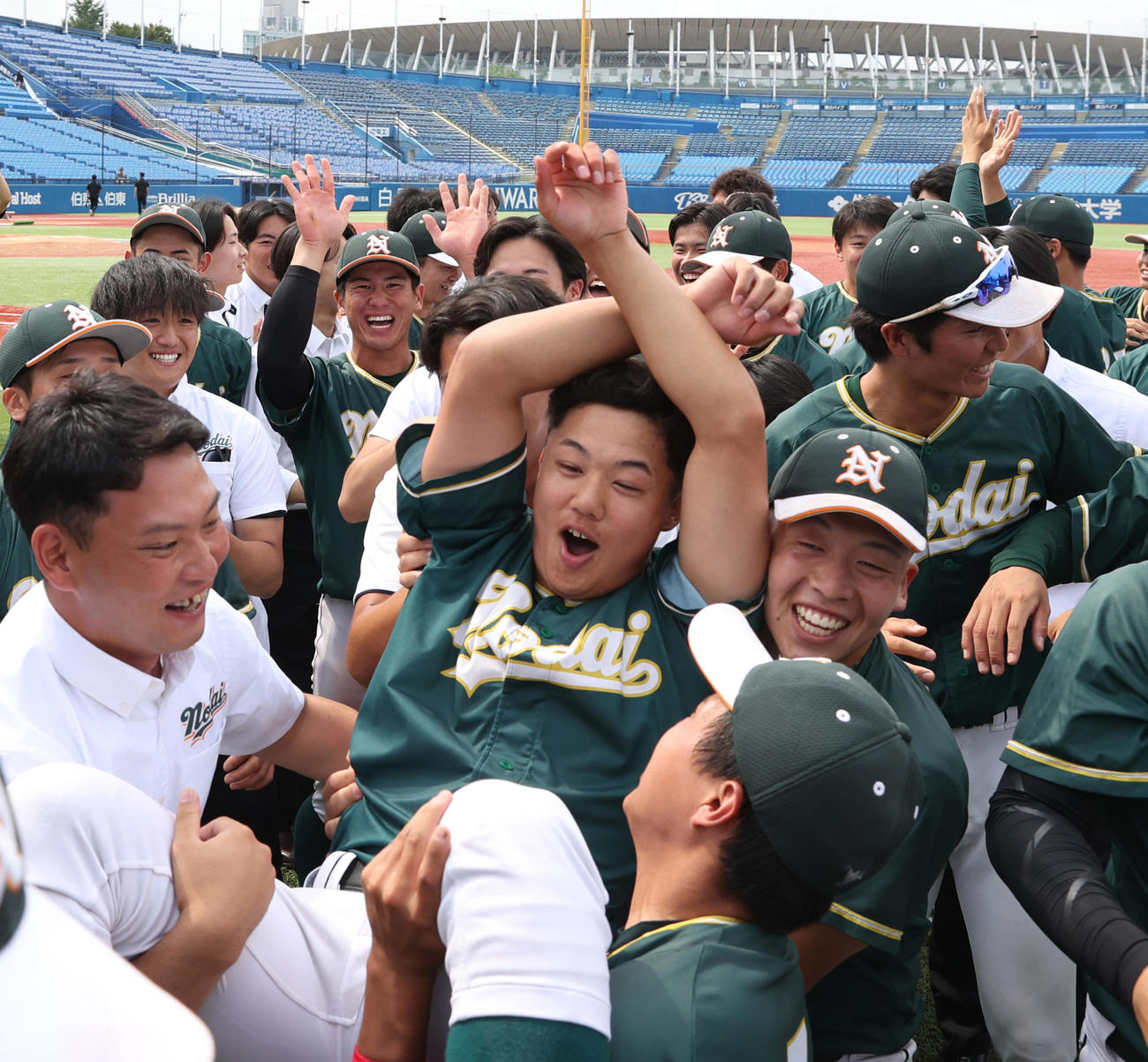 駒大を破り31年ぶりに1部復帰を決めた東農大ナインはエース長谷川を胴上げする（撮影・柴田隆二）