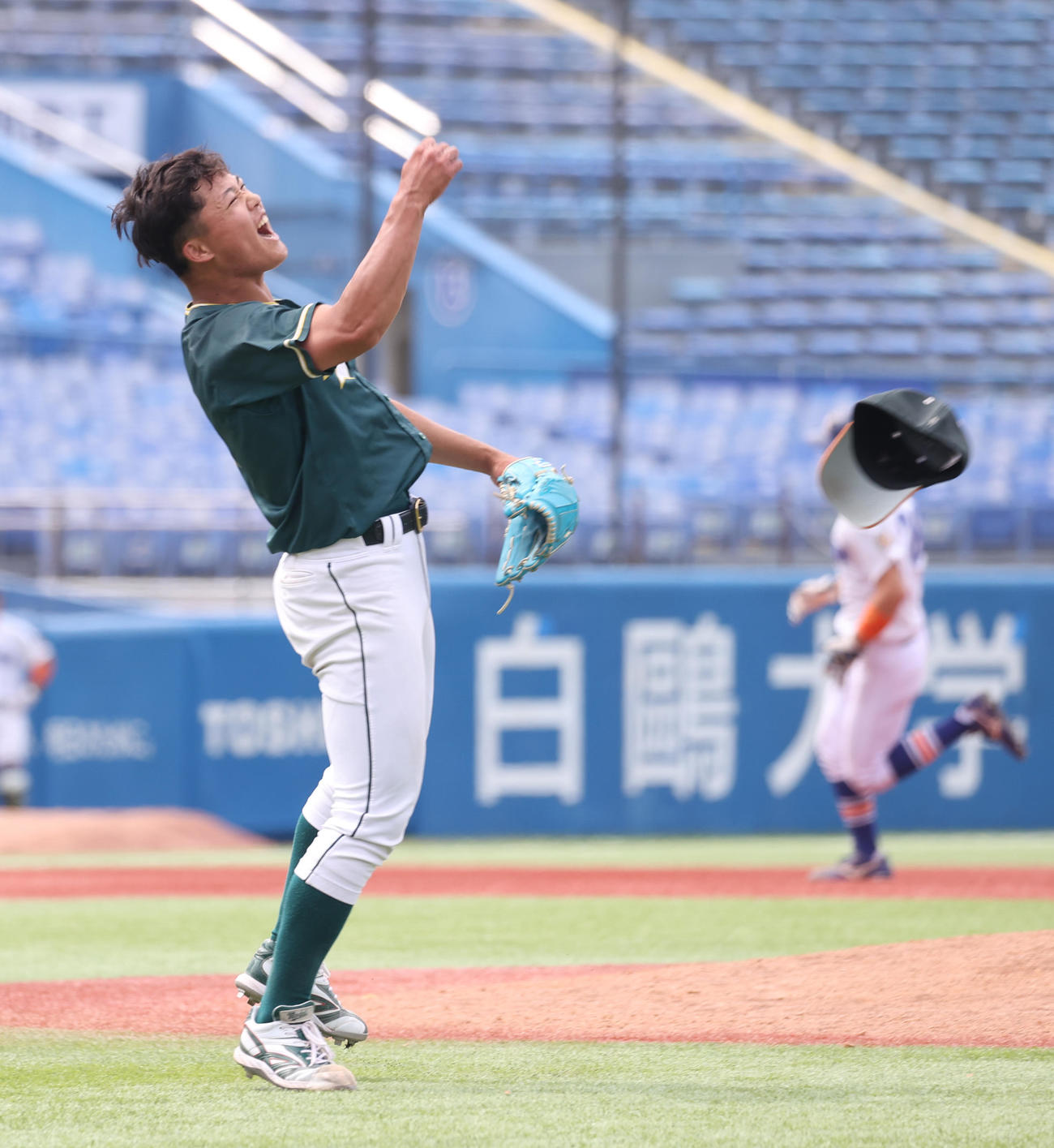 東農大対駒大　完投勝利を決めた東農大・長谷川は帽子を投げる（撮影・柴田隆二）