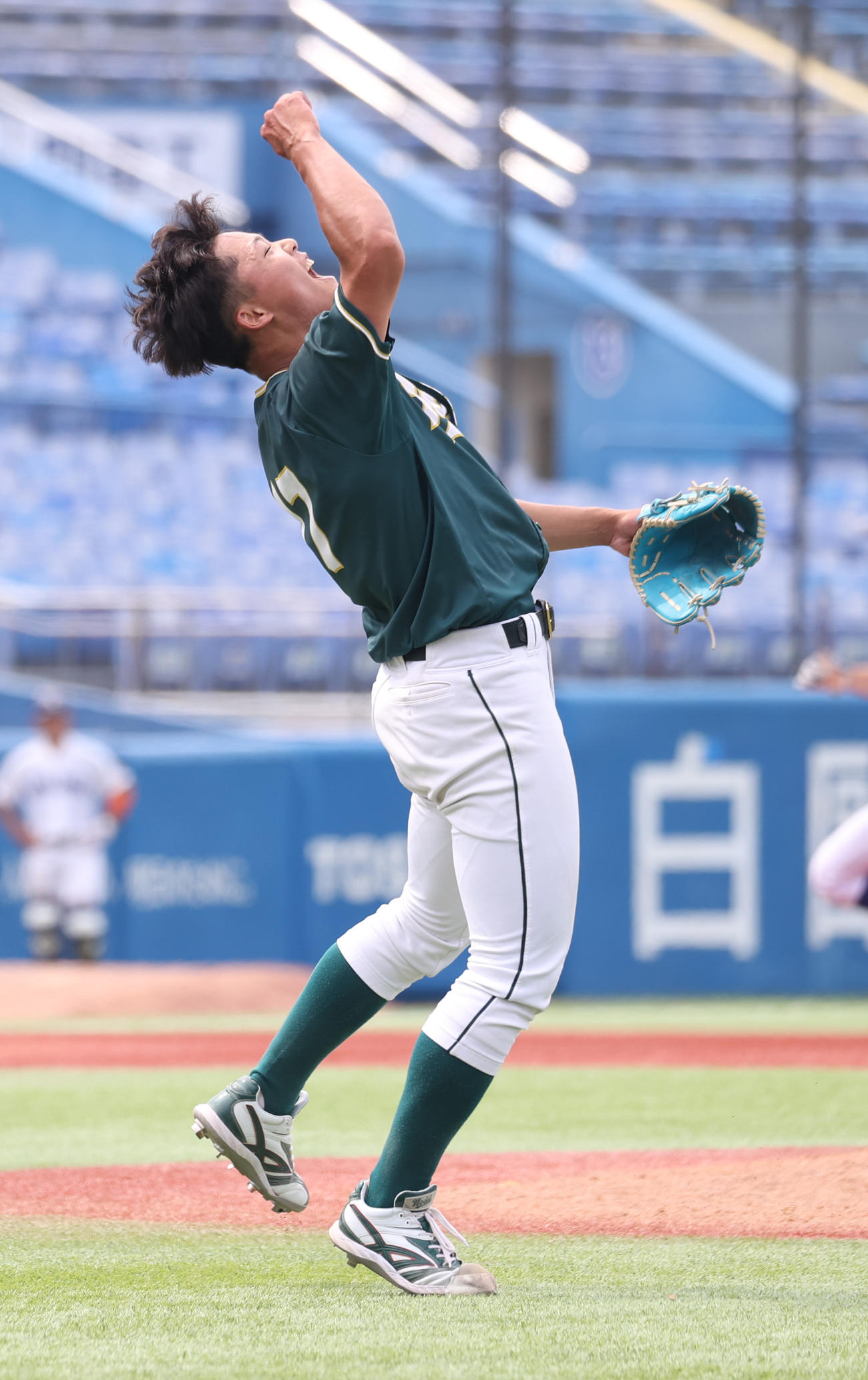 東農大対駒大　完投勝利を決めた東農大・長谷川は帽子を投げる（撮影・柴田隆二）