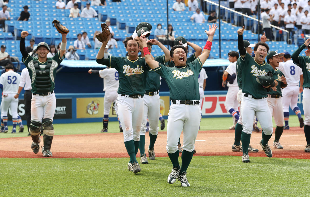 東農大対駒大　31年ぶりに1部復帰を決め喜ぶ東農大ナイン（撮影・柴田隆二）