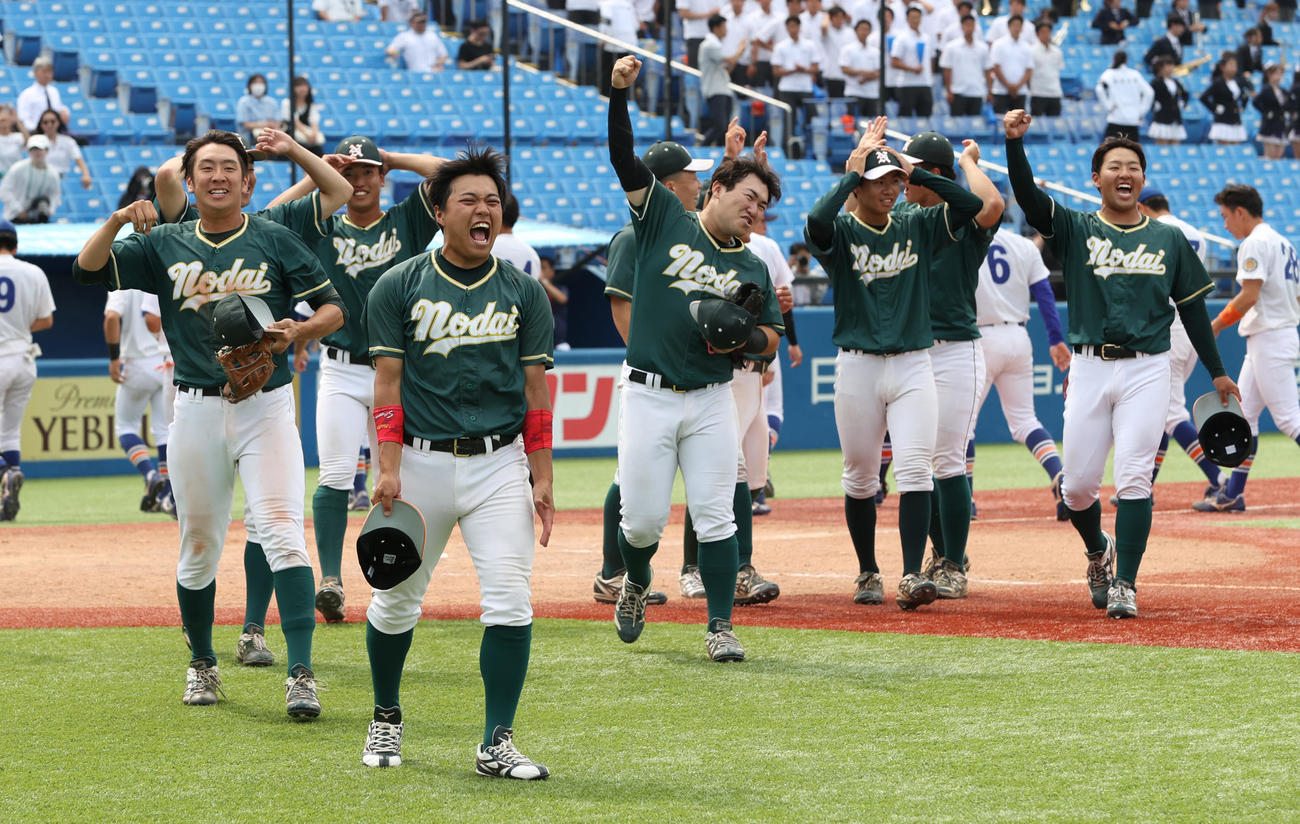 東農大対駒大　31年ぶりに1部復帰を決め喜ぶ東農大ナイン（撮影・柴田隆二）