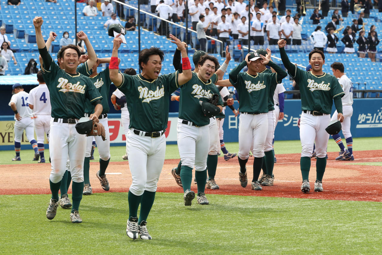 東農大対駒大　31年ぶりに1部復帰を決め喜ぶ東農大ナイン（撮影・柴田隆二）