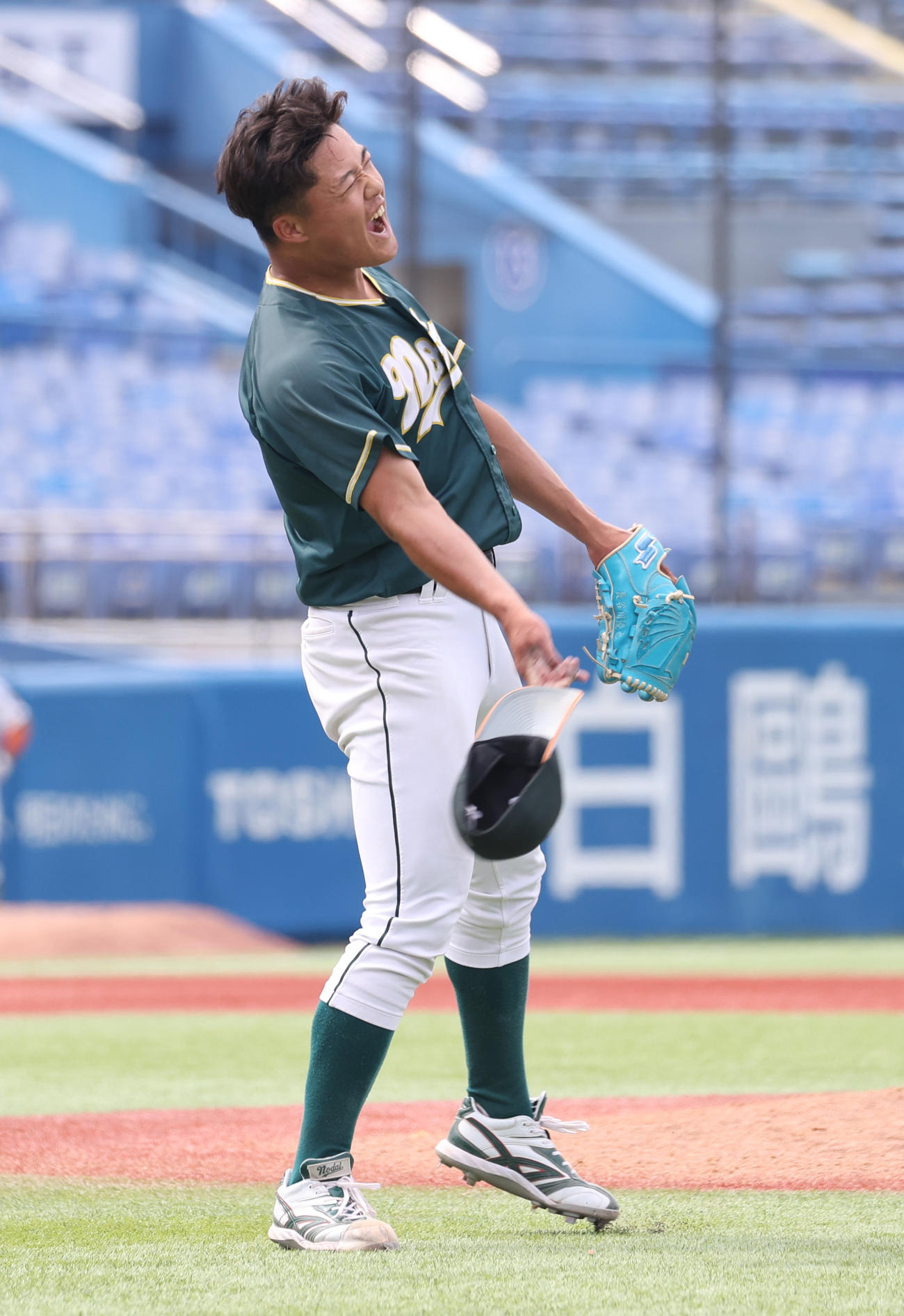 東農大対駒大　完投勝利を決めた東農大・長谷川は帽子を投げる（撮影・柴田隆二）