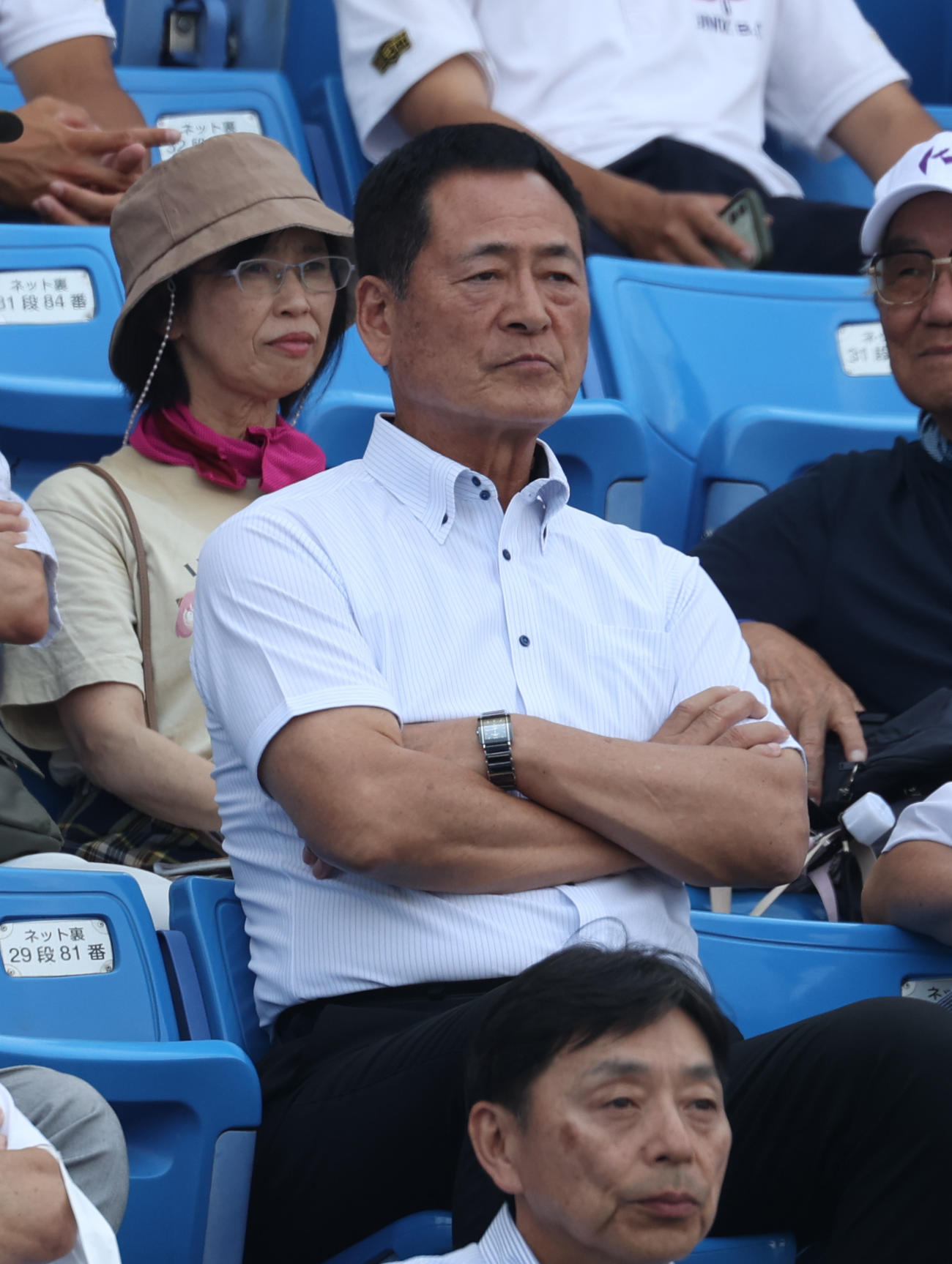 東農大対駒大戦を厳しい表情で観戦する駒大OBの中畑清氏（撮影・柴田隆二）