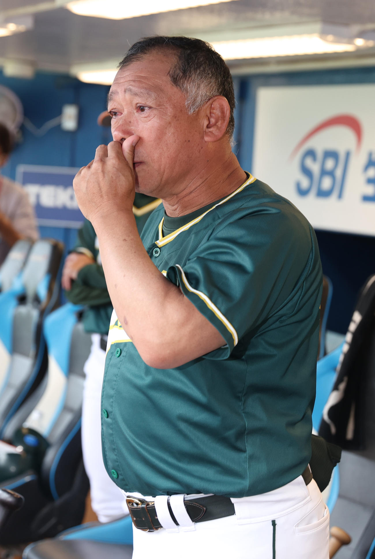 駒大を破り31年ぶりに1部復帰を決めた東農大・北口監督は涙を流す（撮影・柴田隆二）