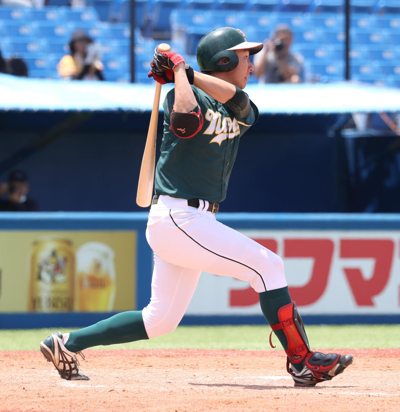 東農大対駒大　2回表東農大2死満塁、和田は中越えに三塁打を放つ（撮影・柴田隆二）