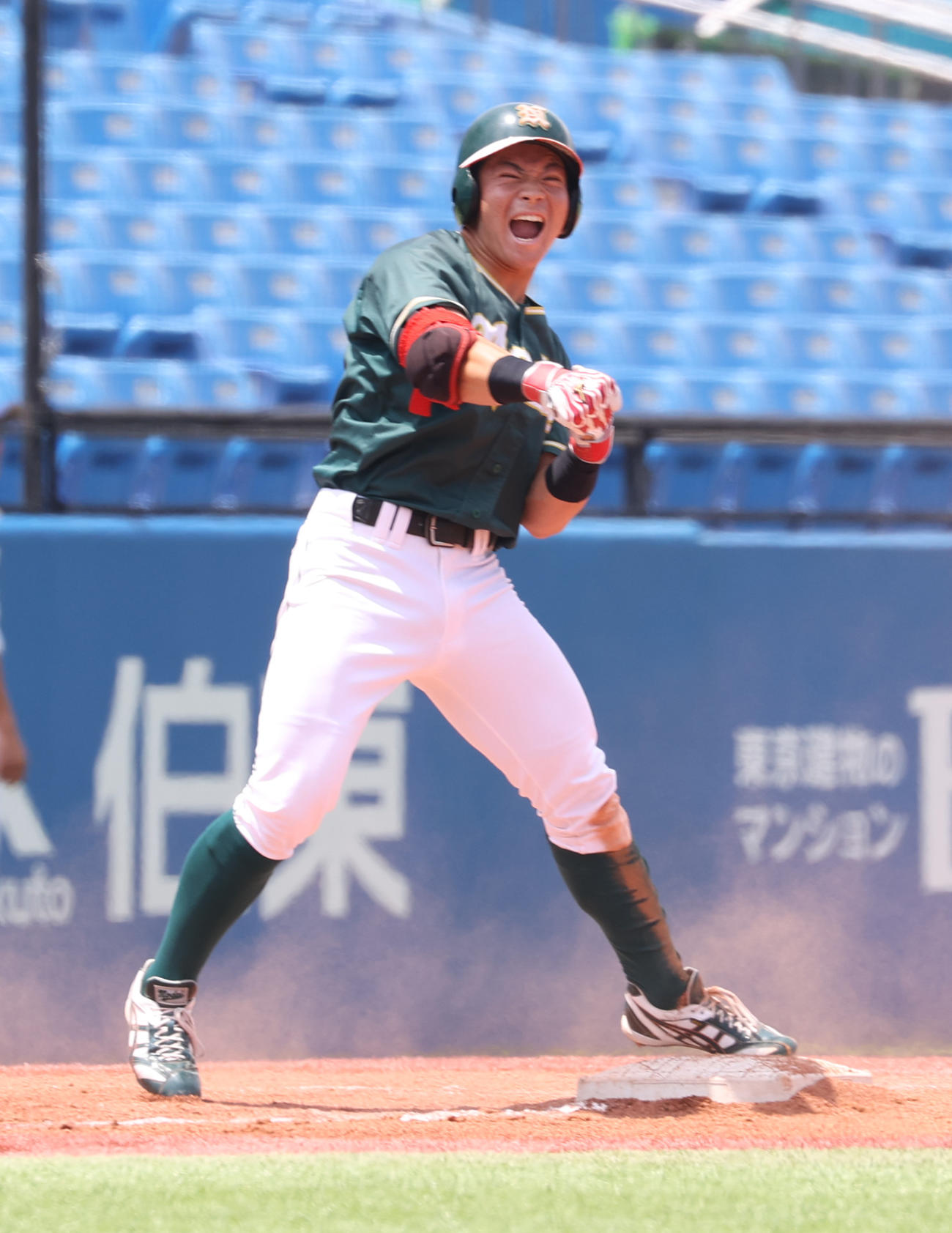 東農大対駒大　2回表東農大2死二、三塁、江川は中越えに三塁打を放ちガッツポーズする（撮影・柴田隆二）