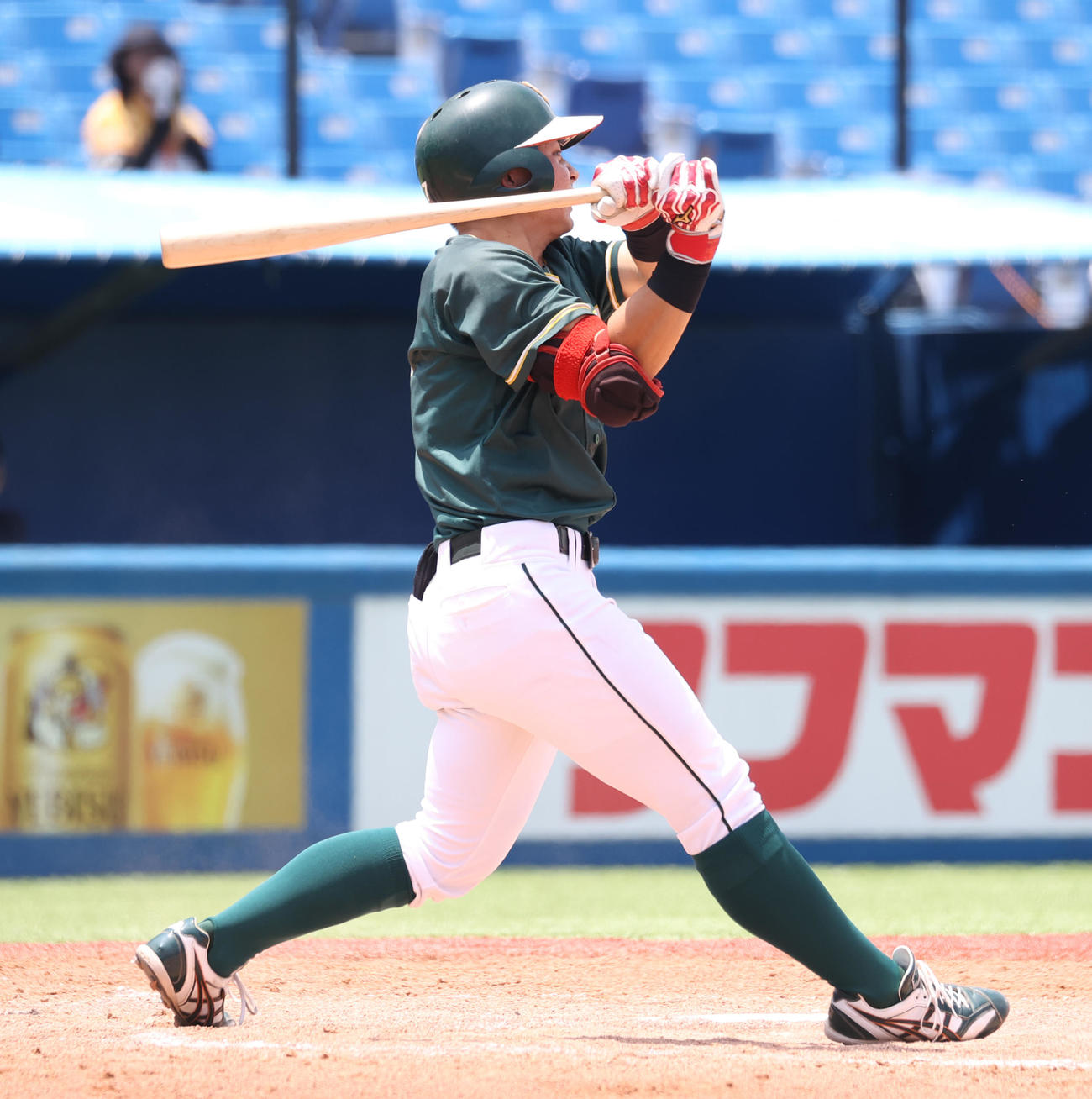 東農大対駒大　2回表東農大2死二、三塁、江川は中越えに三塁打を放つ（撮影・柴田隆二）