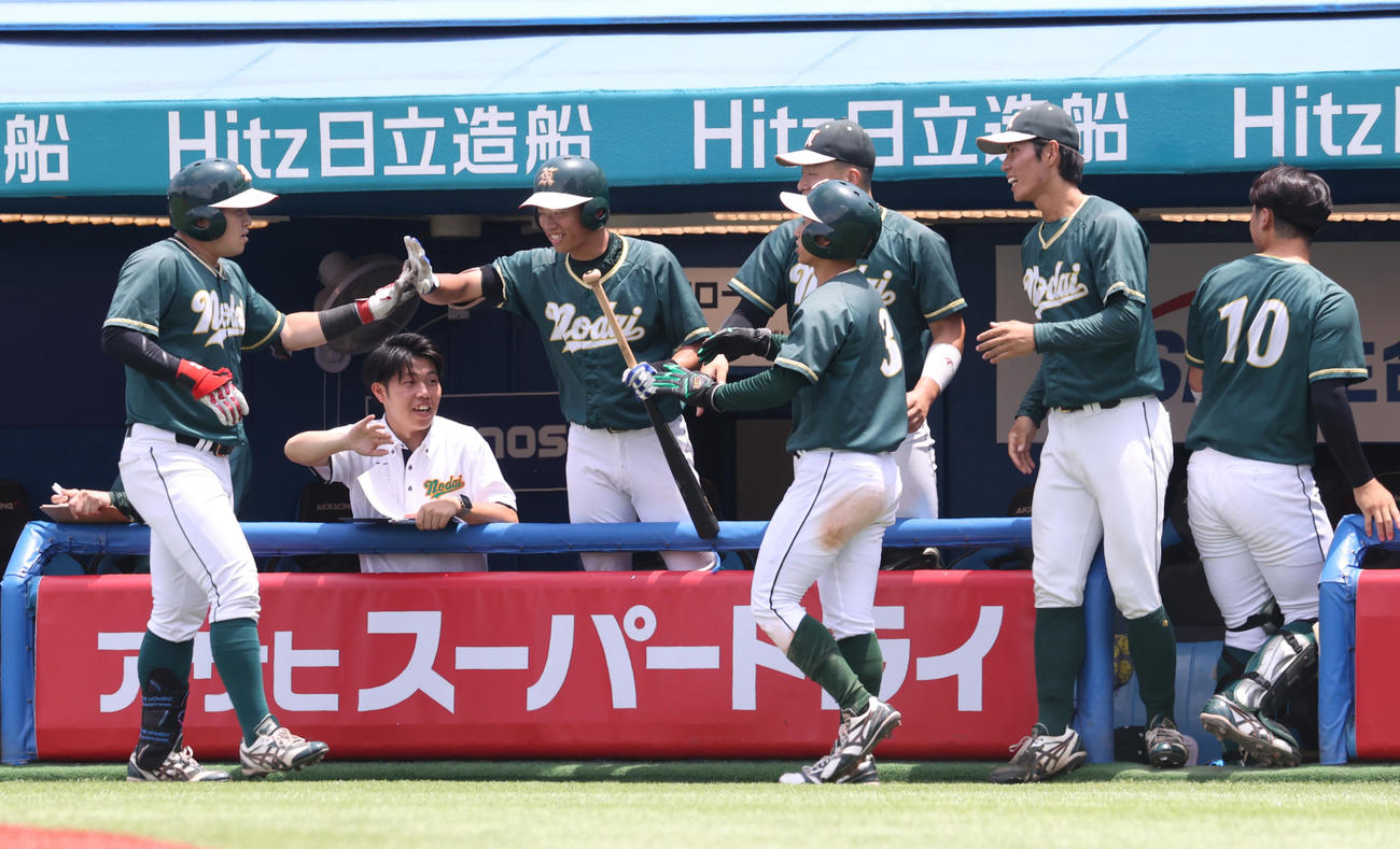 東農大対駒大　初回から得点し盛り上がる東農大ナイン（撮影・柴田隆二）