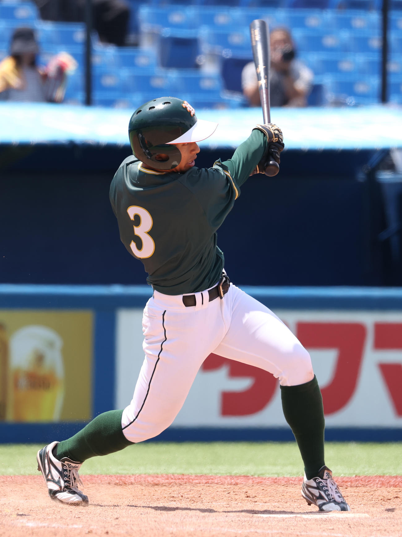 東農大対駒大　3回表東農大1死一塁、古川は左越えに適時三塁打を放つ（撮影・柴田隆二）