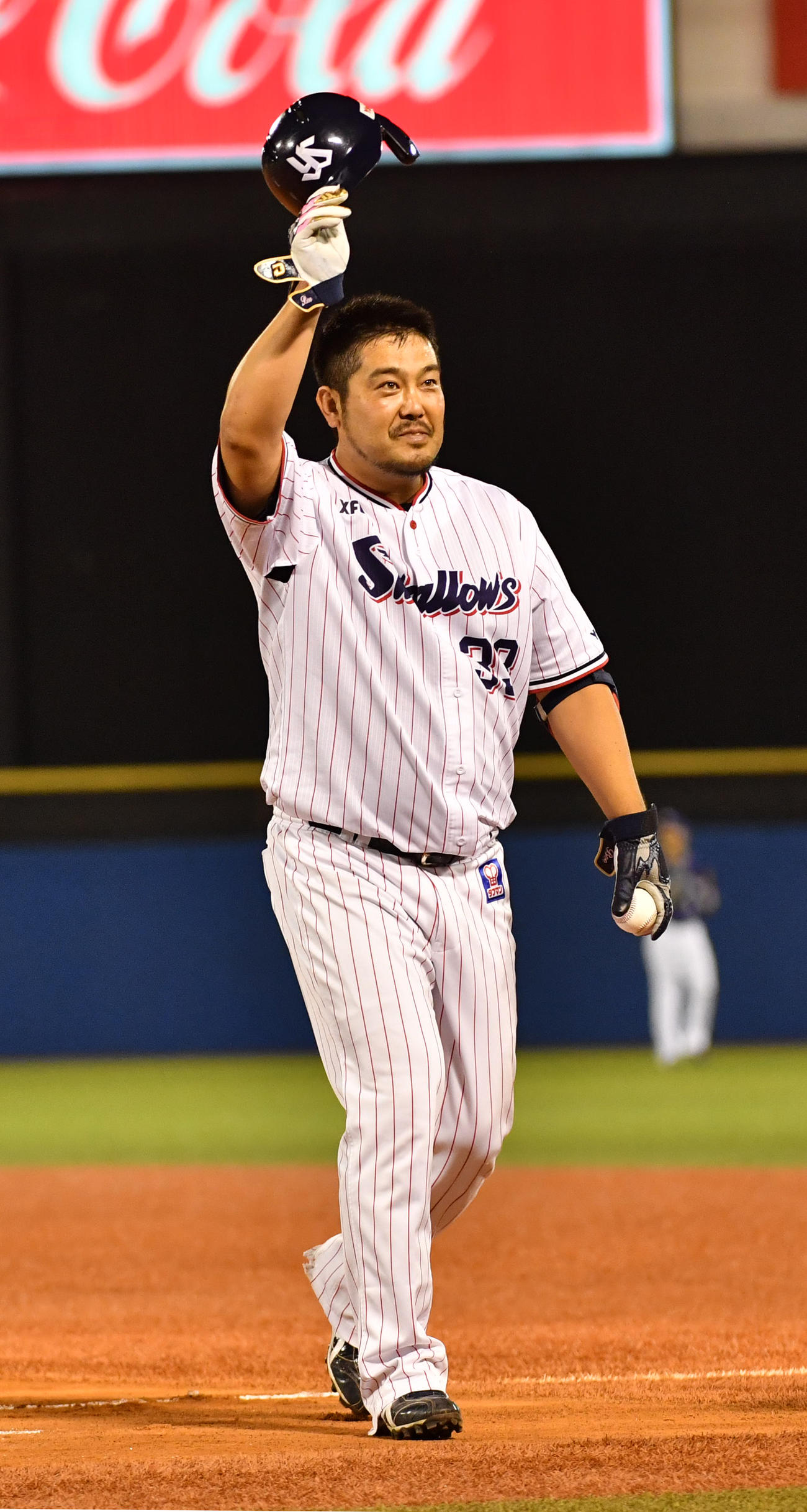 19年9月21日中日戦の6回裏、現役最期の打席で右前安打を放った畠山は声援に応える