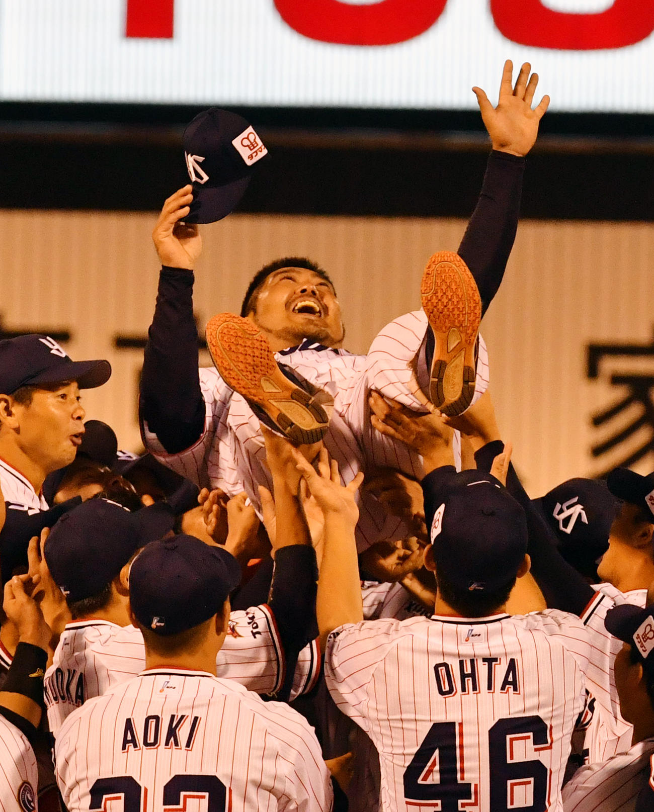 19年9月21日、引退セレモニーで胴上げされる畠山