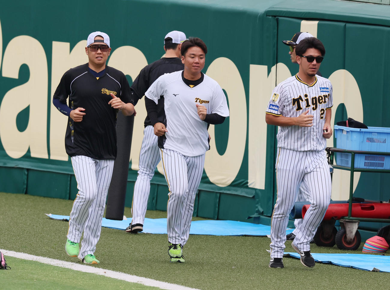 阪神対中日　外野をランニングする左から、西勇、村上、伊藤将（撮影・加藤哉）