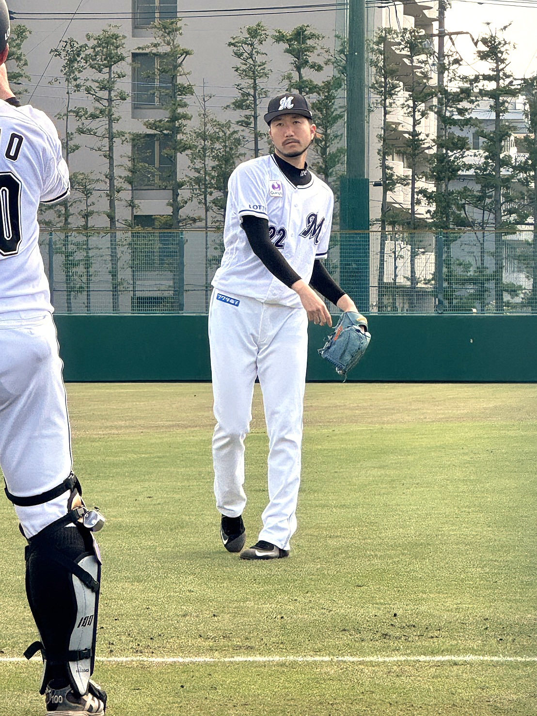 4月、復帰登板を前にキャッチボールで調整するロッテ石川歩