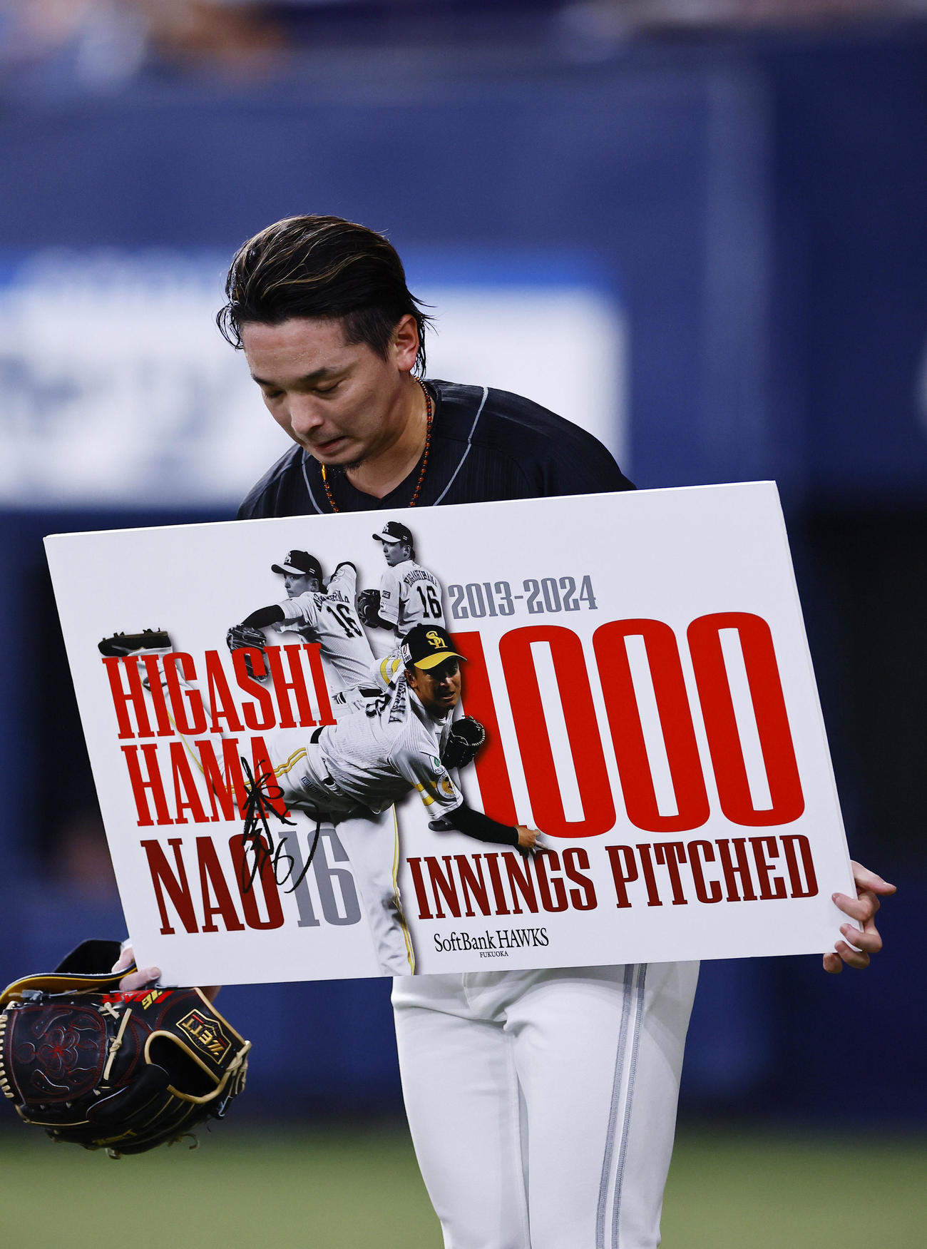 オリックス対ソフトバンク　1000投球回を達成し、記念ボードを手にあいさつするソフトバンク東浜（撮影・藤尾明華）