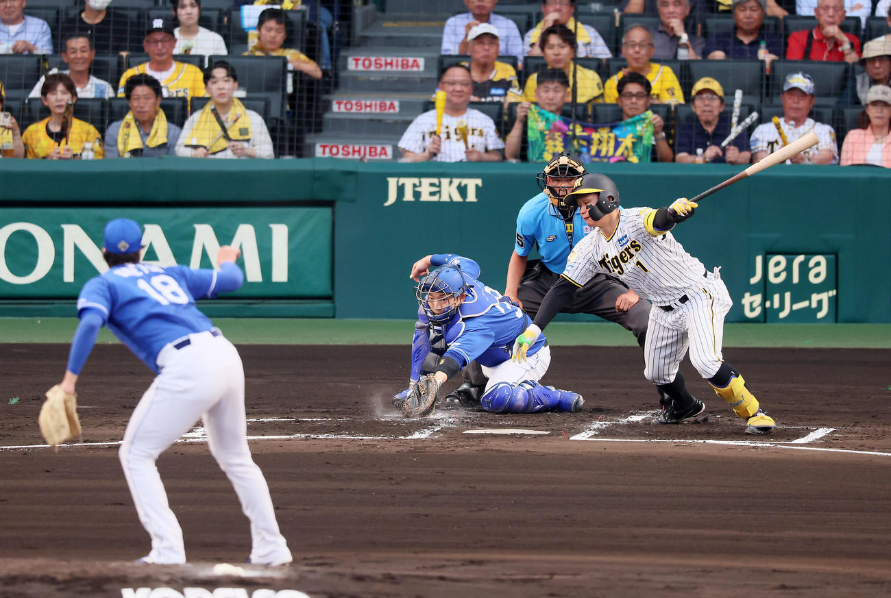 阪神対中日　1回裏阪神無死一、三塁、三振する森下。投手は梅津（撮影・加藤哉）