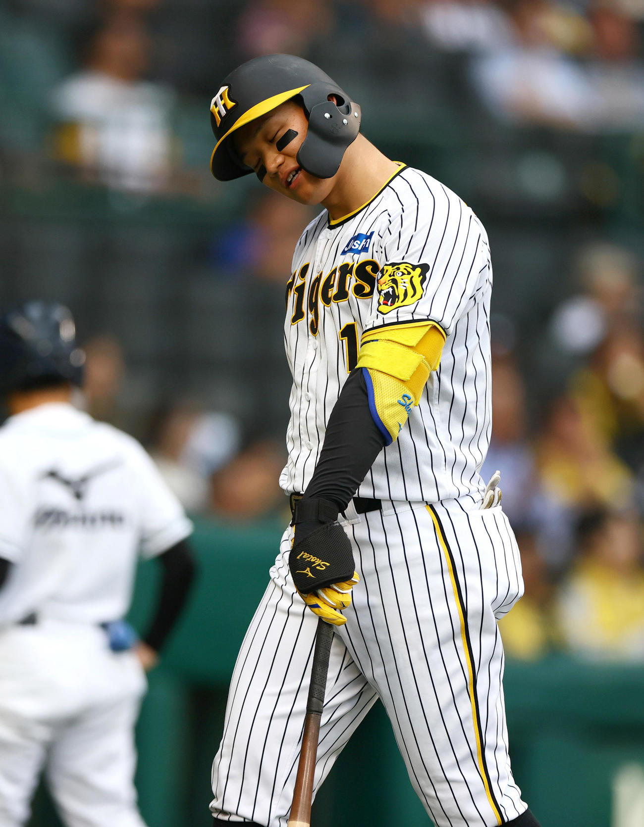 阪神対中日　1回裏阪神無死一、三塁、森下は三振に終わり悔しがる（撮影・上山淳一）