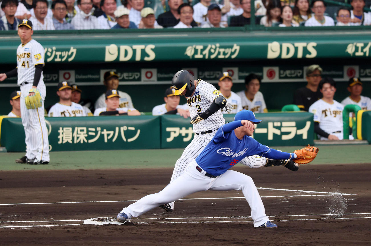 阪神対中日　1回裏阪神1死一、三塁、遊ゴロ併殺打に倒れる大山。一塁手は石川昂（撮影・加藤哉）