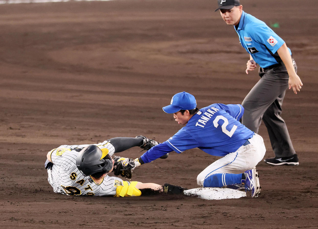 阪神対中日　5回裏阪神1死、佐藤輝は左前打を放ち二塁でタッチアウトになる。野手は田中（撮影・加藤哉）