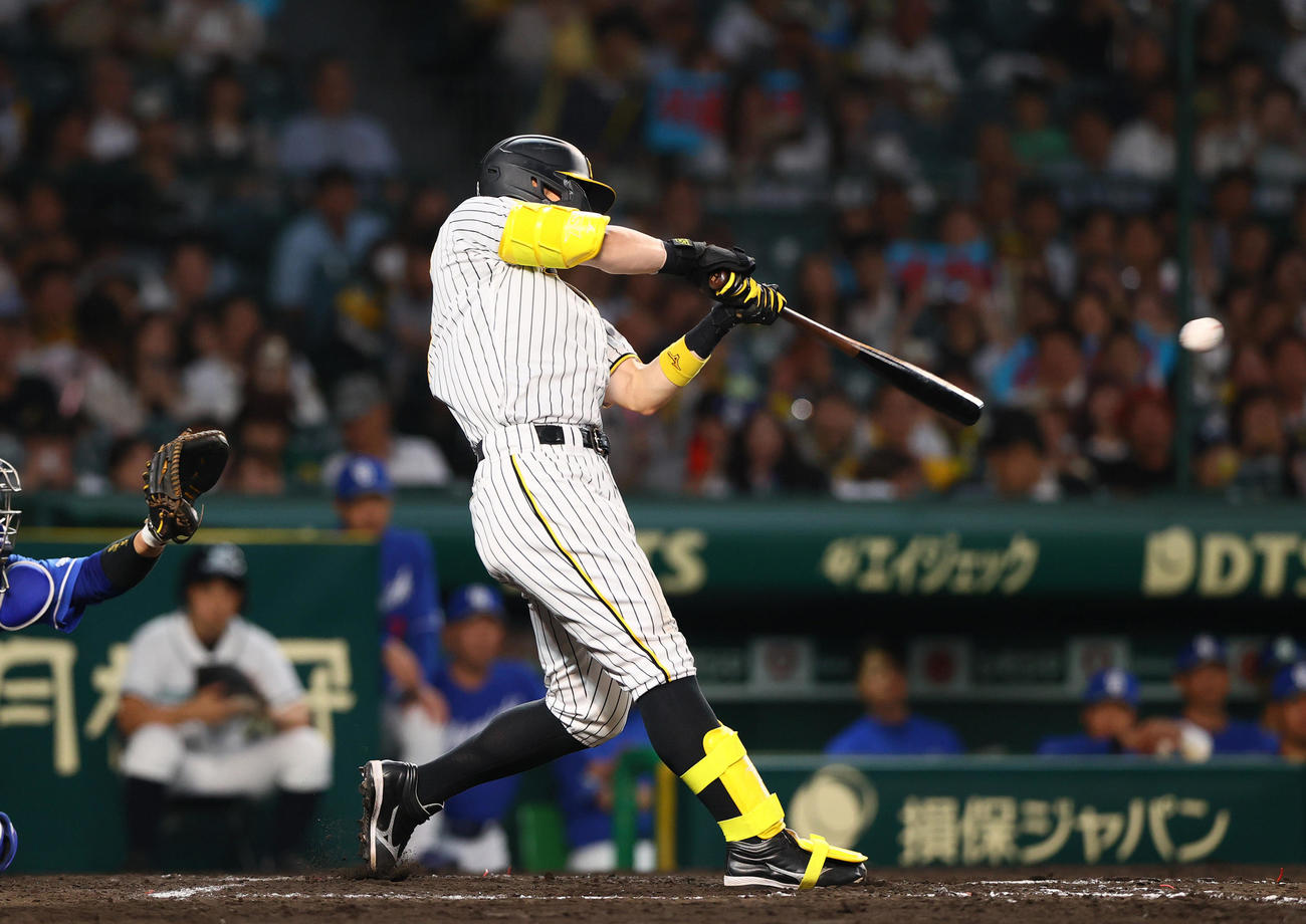 阪神対中日　5回裏阪神1死、佐藤輝は左前打を放つ（撮影・上山淳一）