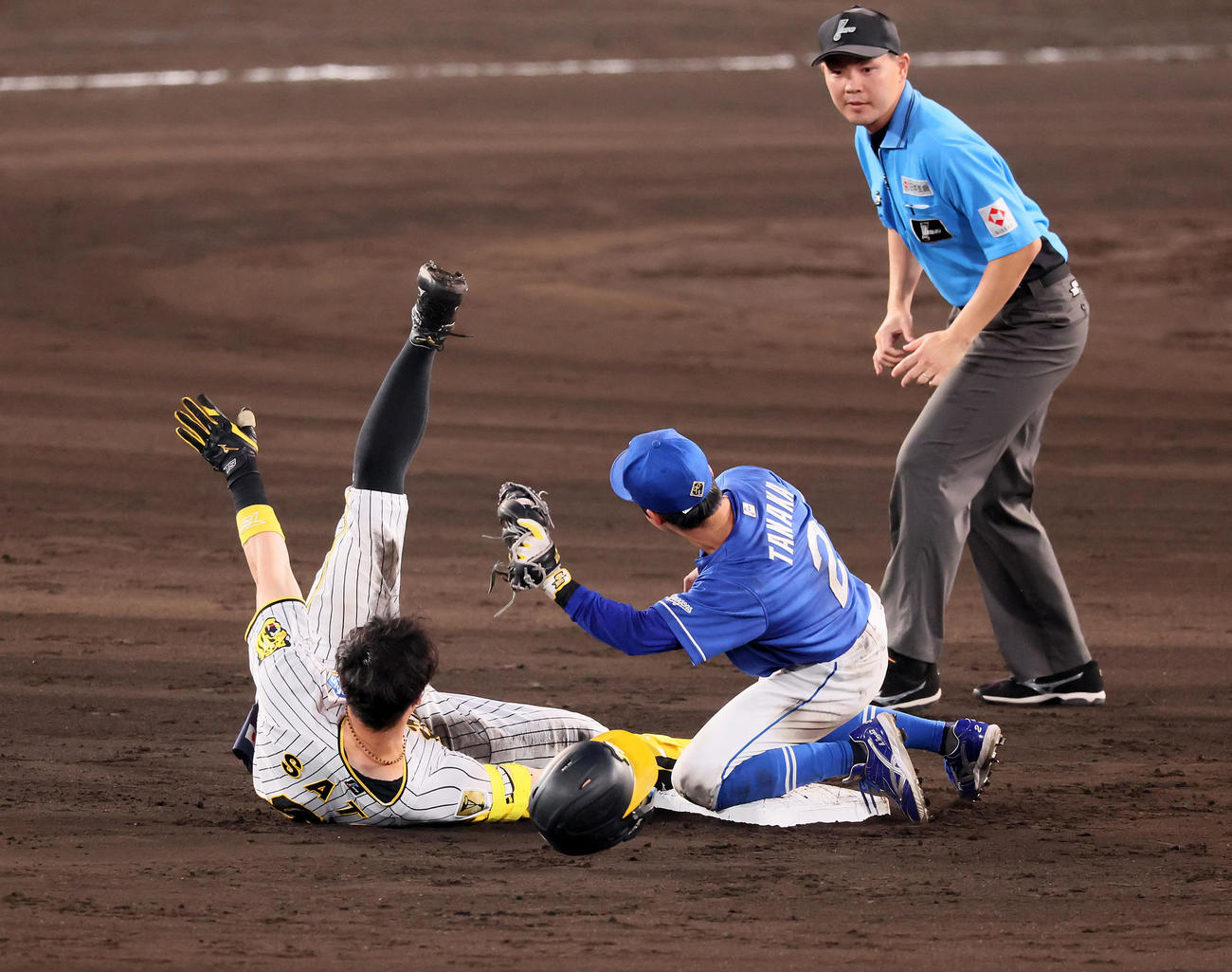 阪神対中日　5回裏阪神1死、佐藤輝は左前打を放ち二塁でタッチアウトになる。野手は田中（撮影・加藤哉）
