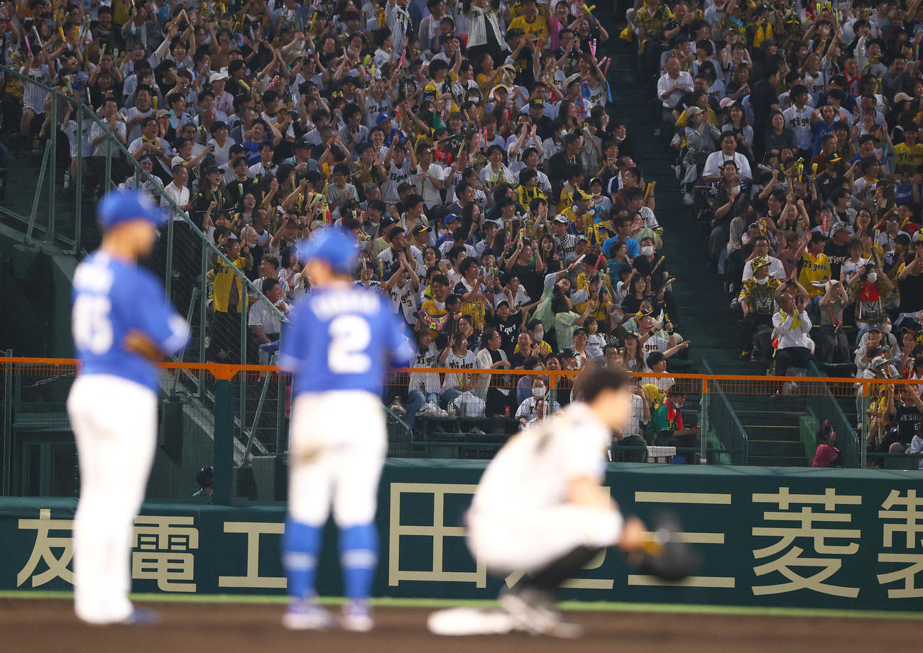 阪神対中日　5回裏阪神1死、佐藤輝の走塁のリプレーを見て盛り上がる阪神ファンだったが判定変わらず（撮影・上山淳一）