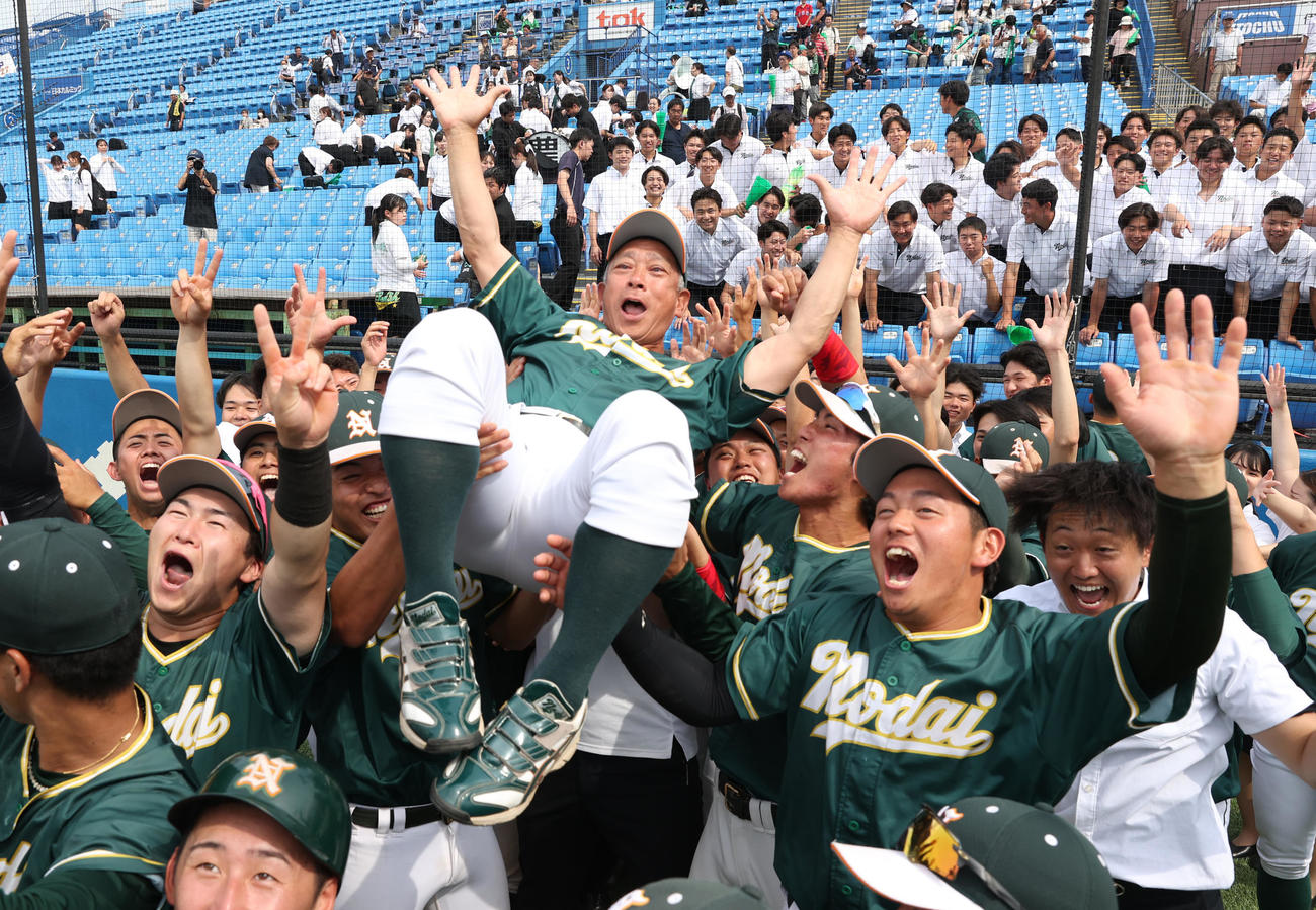 駒大を破り31年ぶりに1部復帰を決めた東農大ナインは北口監督を胴上げする（撮影・柴田隆二）