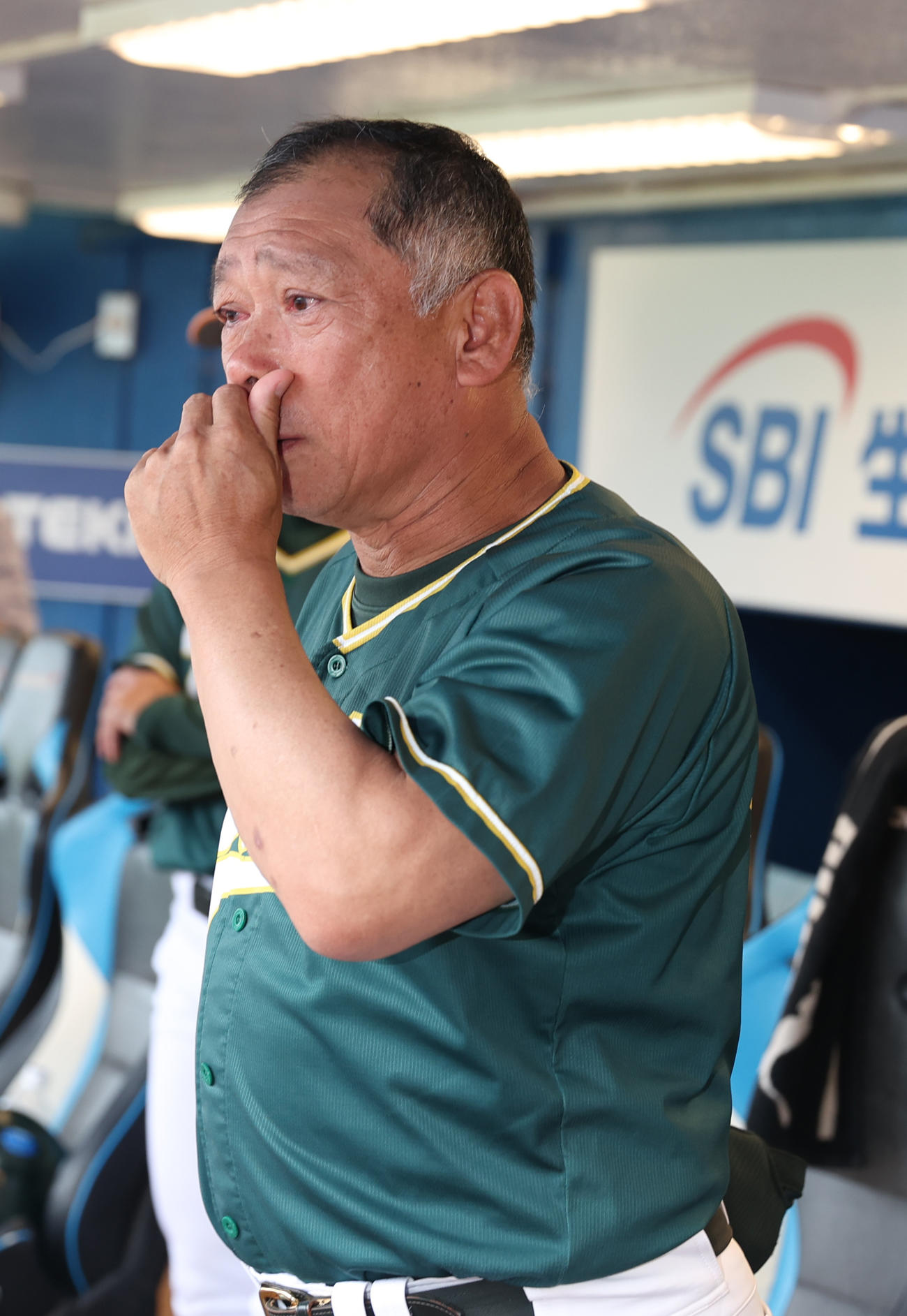駒大を破り31年ぶりに1部復帰を決めた東農大・北口監督は涙を流す（撮影・柴田隆二）