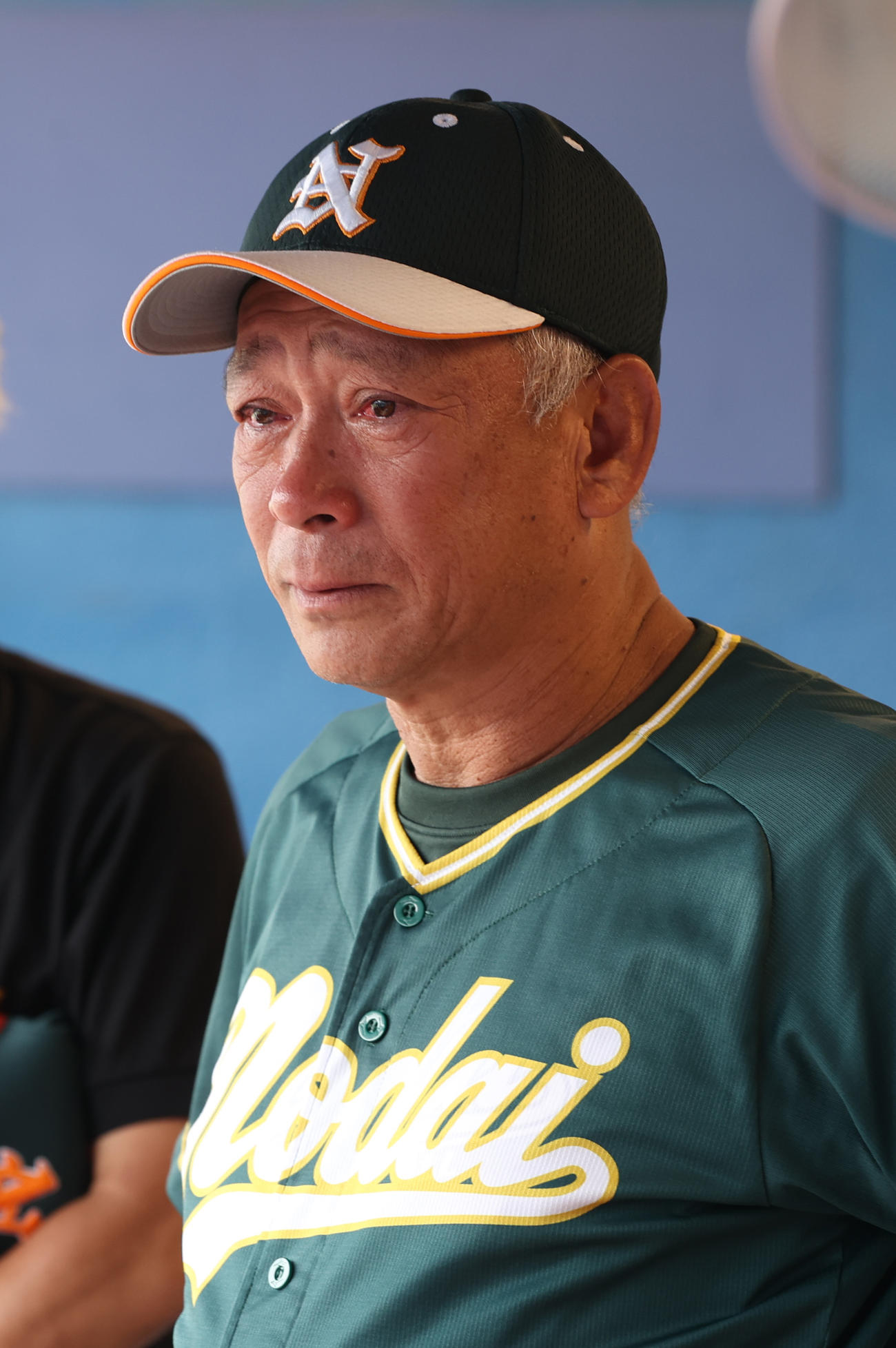 駒大を破り31年ぶりに1部復帰を決めた東農大・北口監督は涙を流す（撮影・柴田隆二）