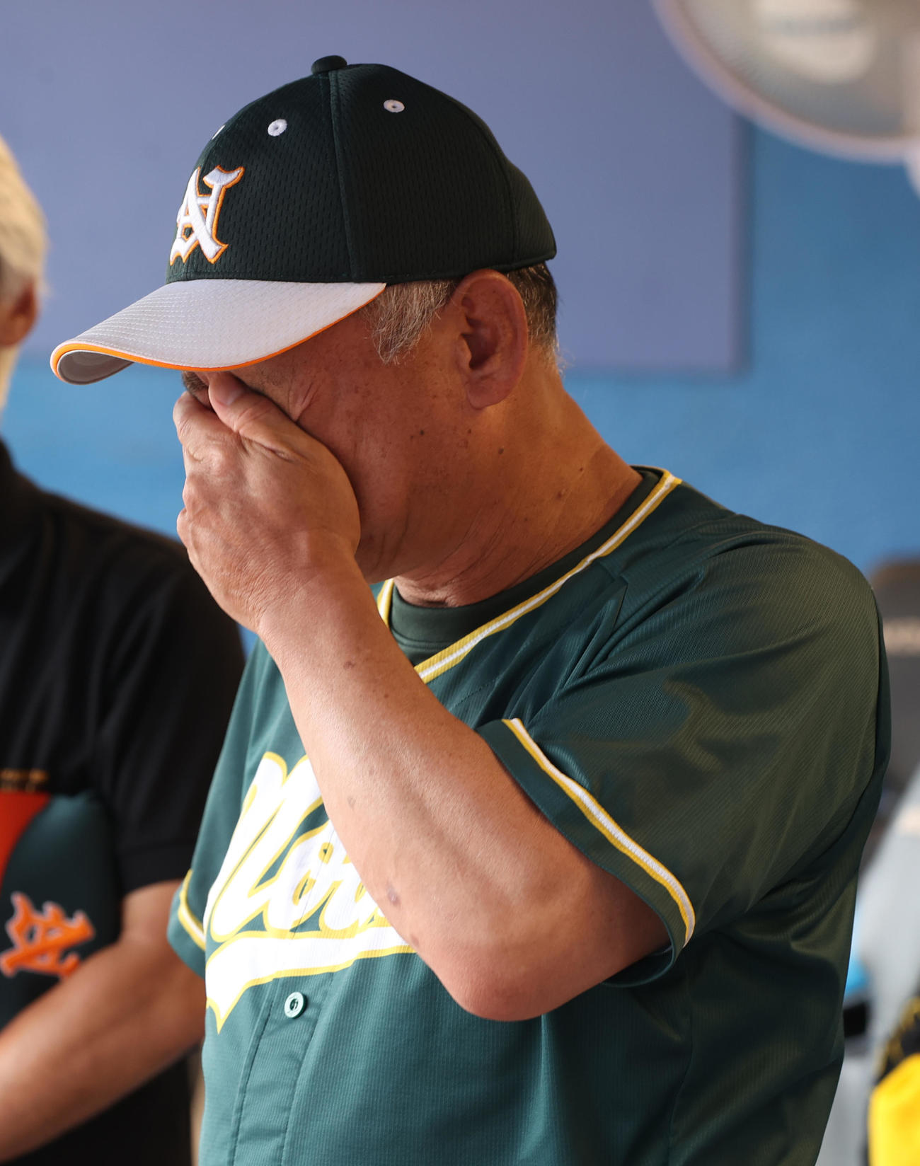 駒大を破り31年ぶりに1部復帰を決めた東農大・北口監督は涙を流す（撮影・柴田隆二）