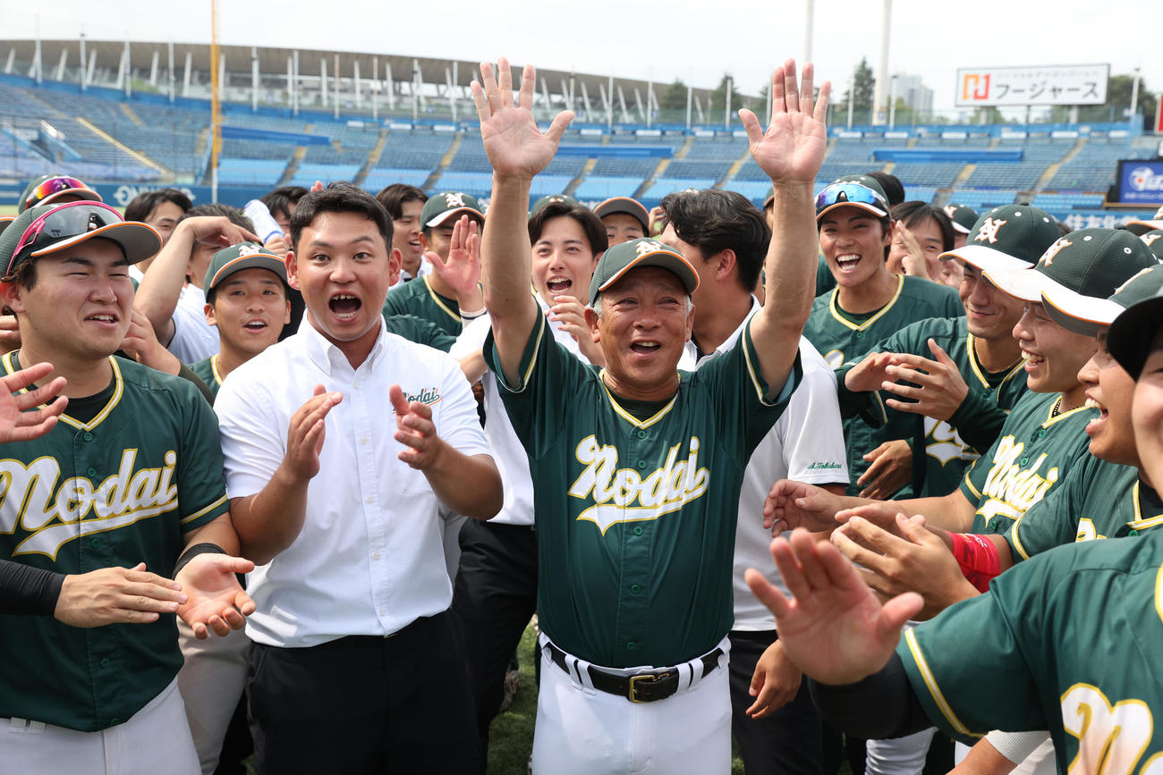 駒大を破り31年ぶりに1部復帰を決めた東農大・北口監督（中央）はバンザイする（撮影・柴田隆二）