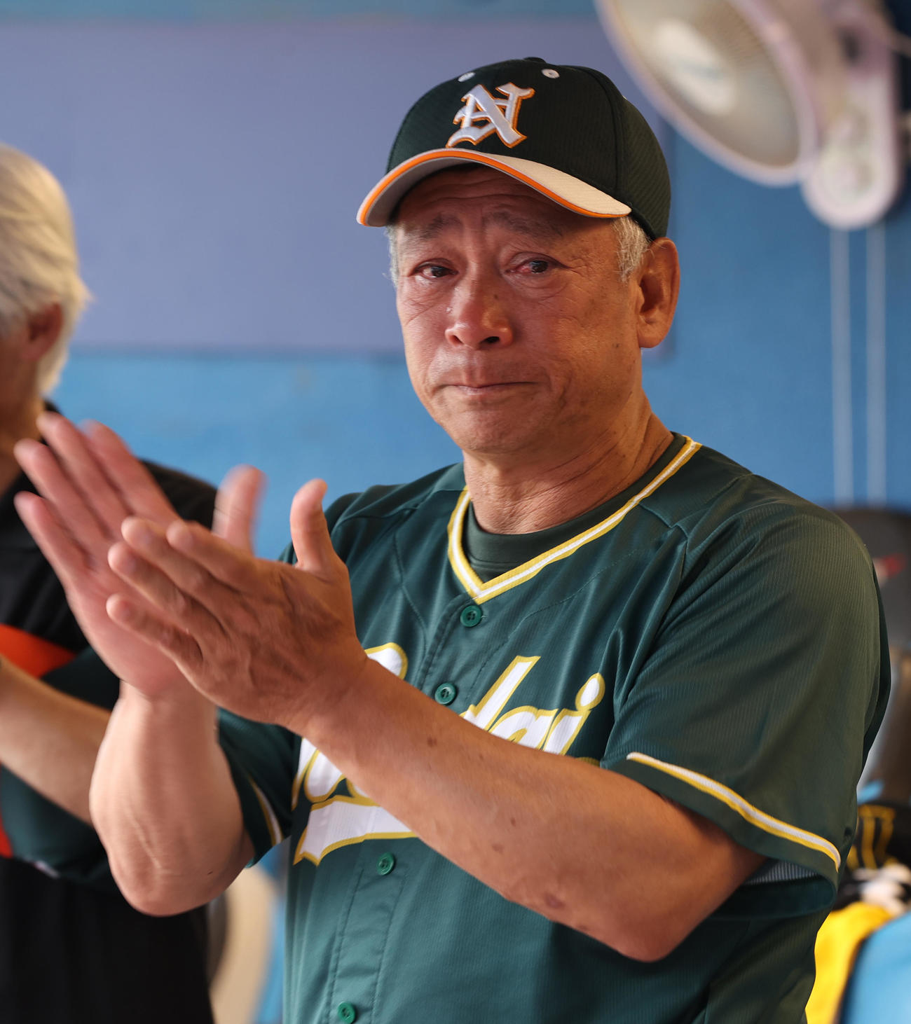 駒大を破り31年ぶりに1部復帰を決めた東農大・北口監督は涙を流す（撮影・柴田隆二）