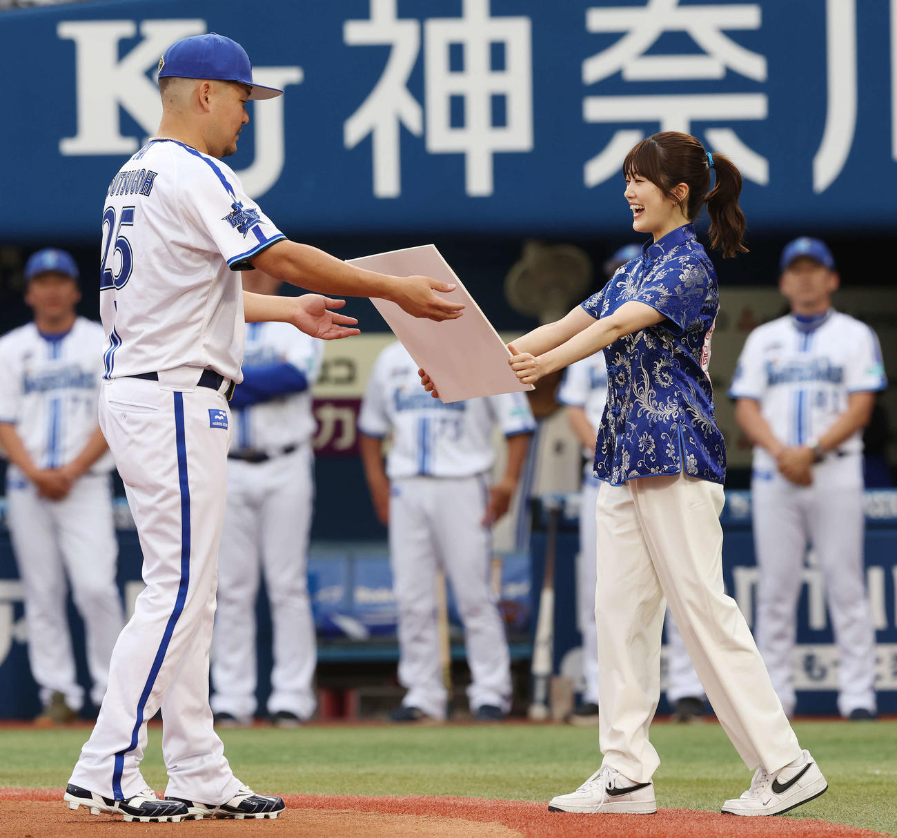 DeNA対巨人　試合前、BSーTBS月間グッドプレイヤー賞に輝いたDeNA筒香（左）を表彰する樋口日奈（撮影・宮地輝）