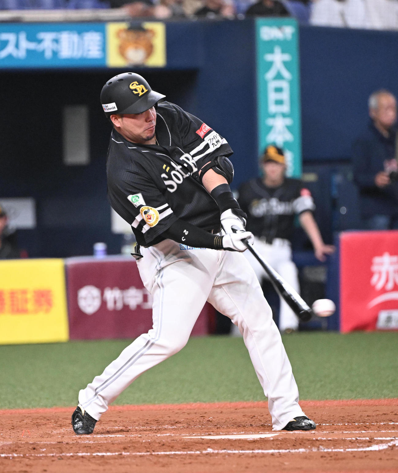 オリックス対ソフトバンク　4回表ソフトバンク1死、三塁線を破る二塁打を放つ山川（撮影・和賀正仁）