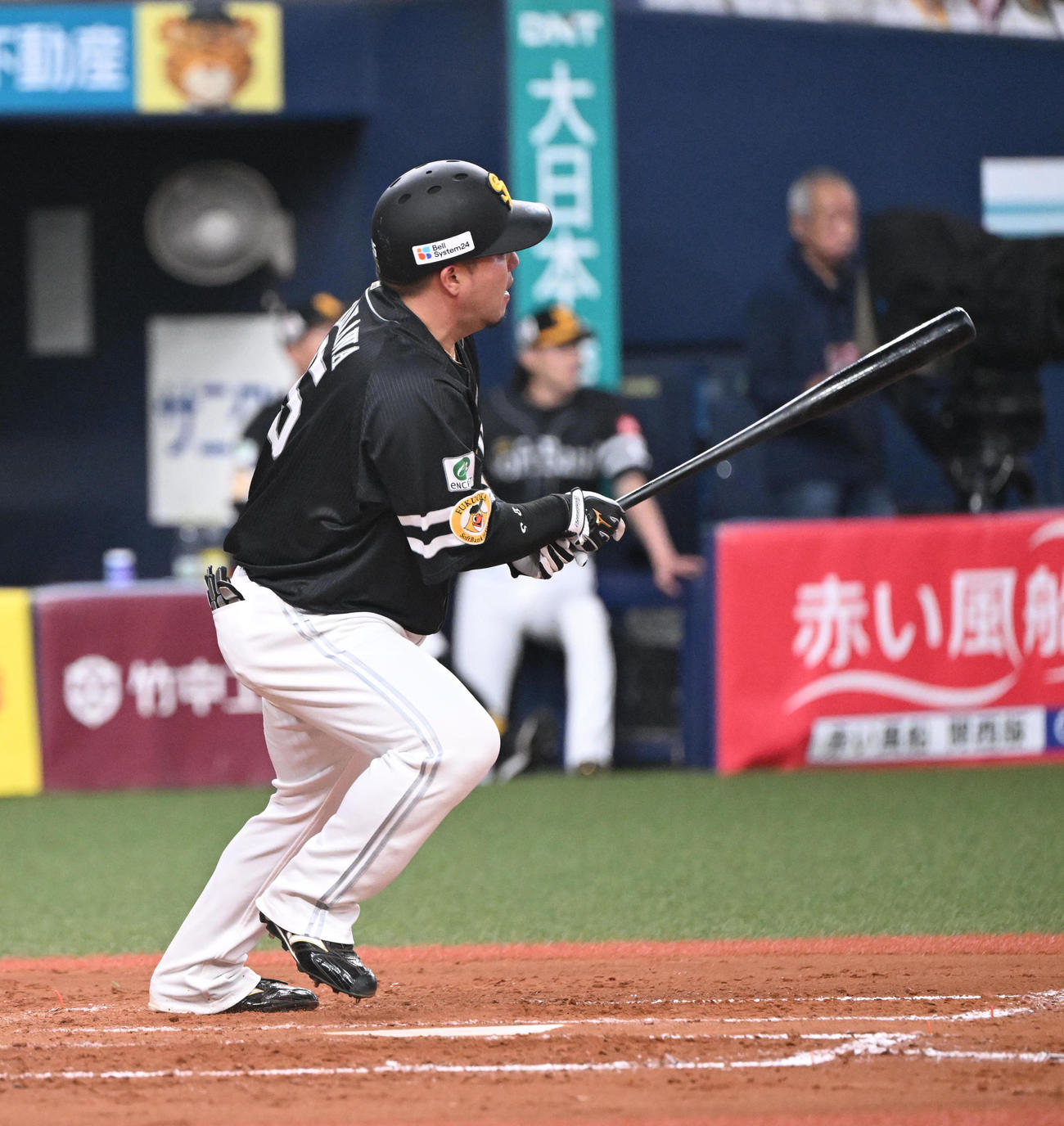 オリックス対ソフトバンク　4回表ソフトバンク1死、三塁線を破る二塁打を放つ山川（撮影・和賀正仁）