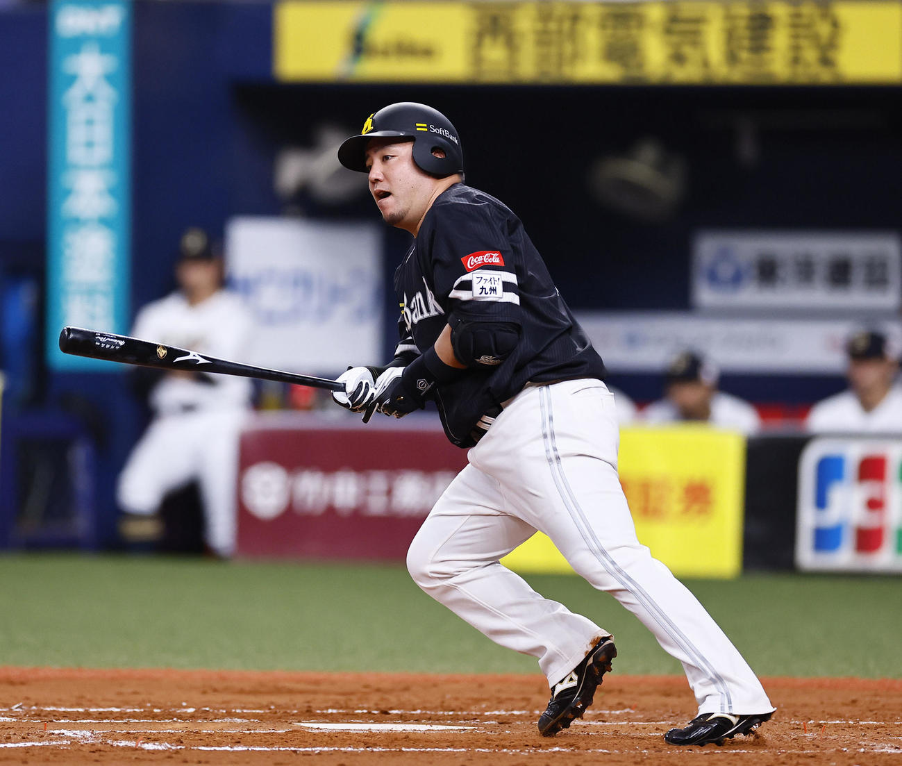 オリックス対ソフトバンク　4回表ソフトバンク1死、山川は左翼線に二塁打を放つ（撮影・藤尾明華）