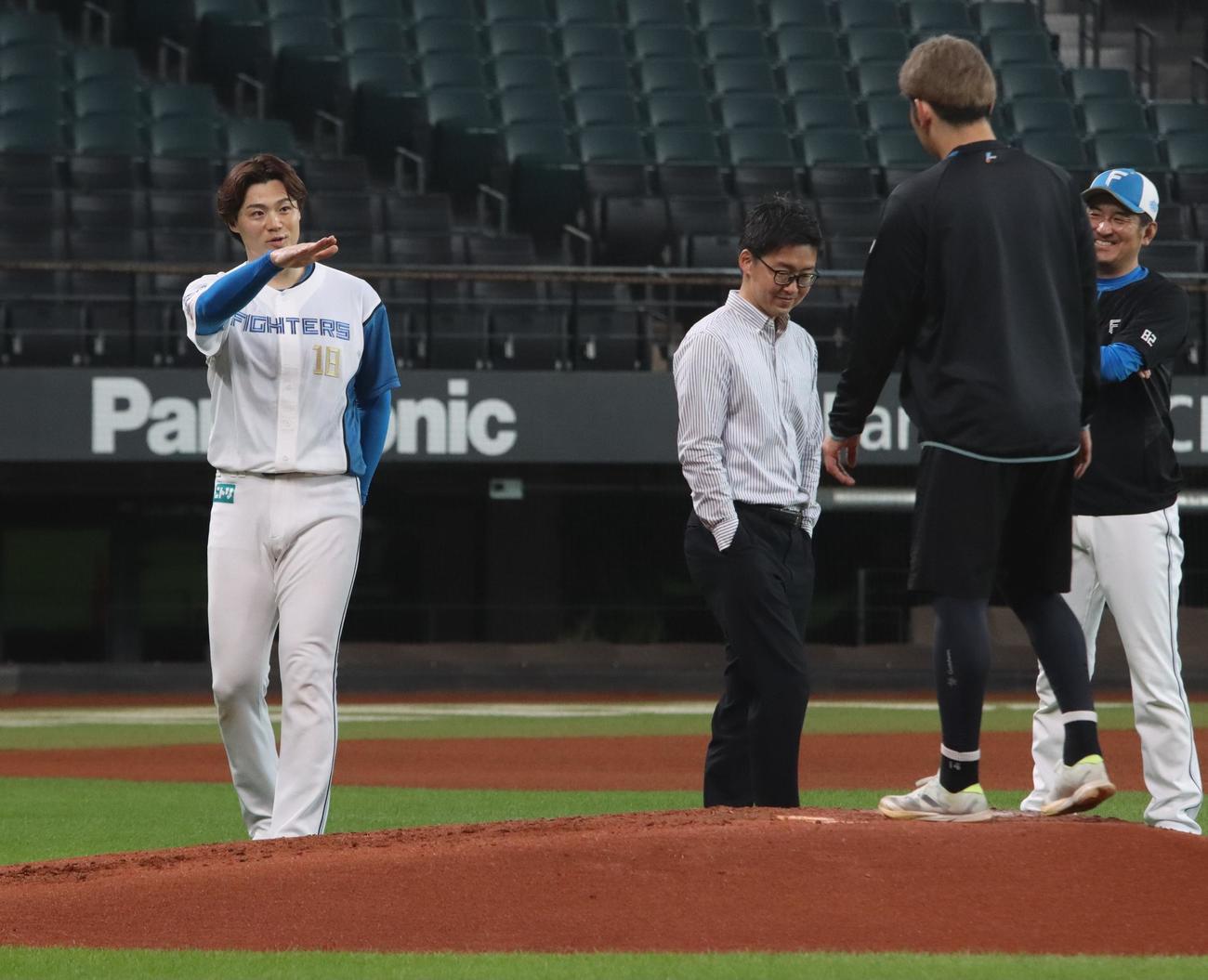 マウンド付近で加藤貴（手前右）らと話す日本ハム山崎（左）（撮影・永野高輔）