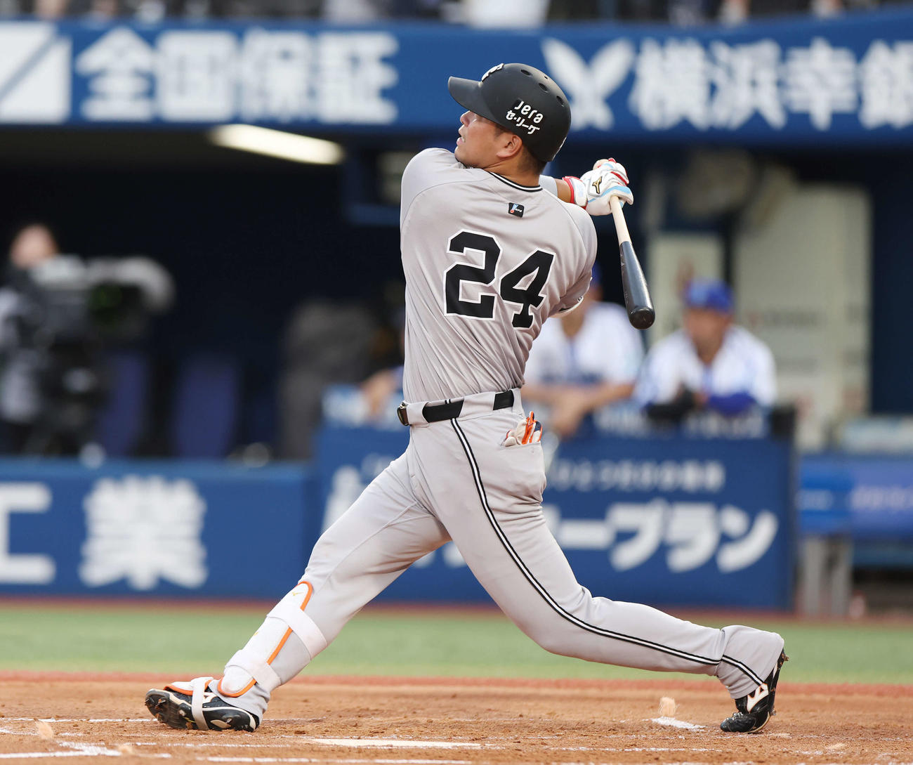 DeNA対巨人　2回表巨人無死、右越えソロ本塁打を放つ大城卓（撮影・宮地輝）