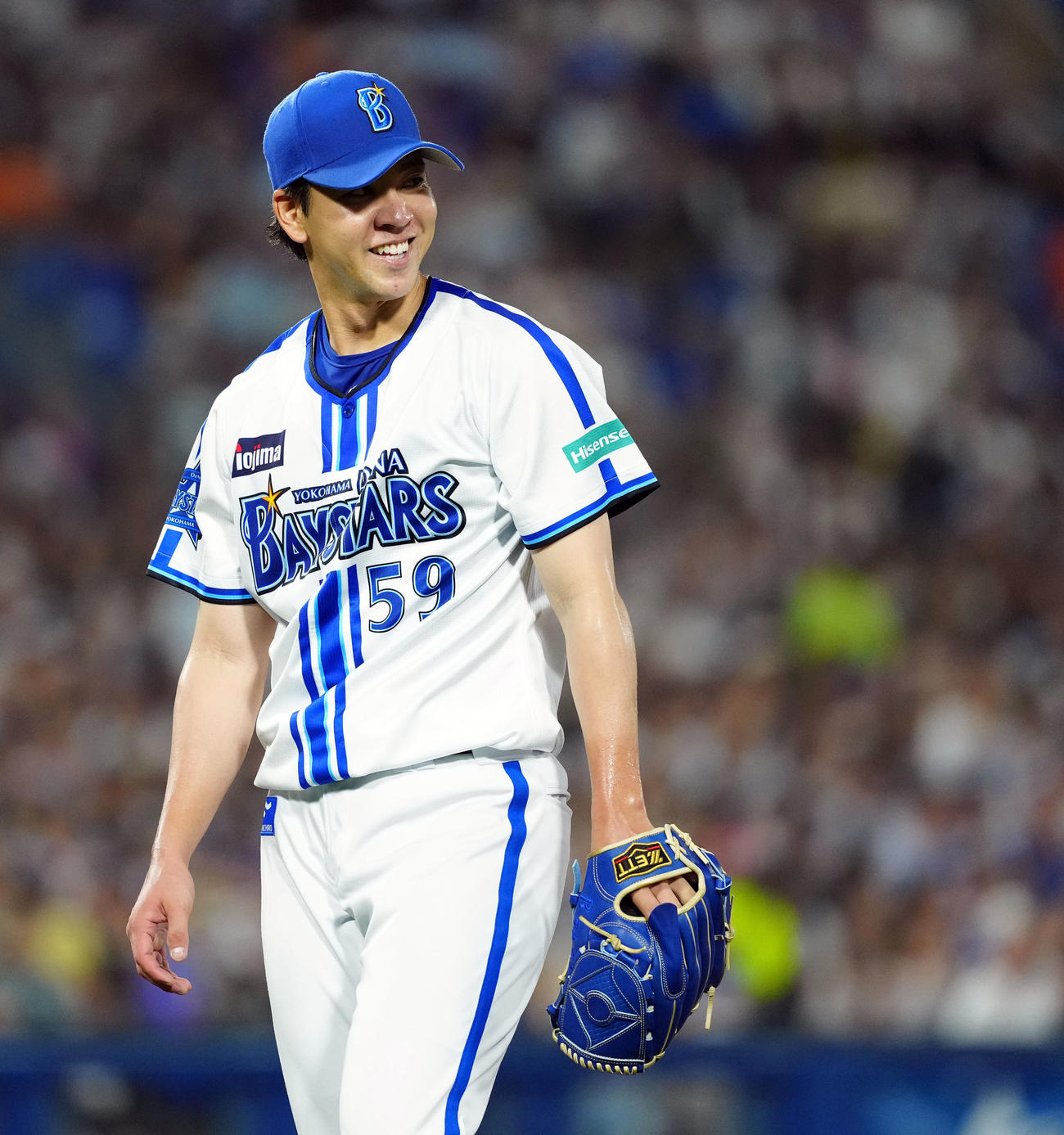 DeNA対巨人　5回表巨人2死二塁、ヘルナンデスの飛球を右翼手度会が好捕しガッツポーズを決めるDeNAの先発平良（撮影・たえ見朱実）
