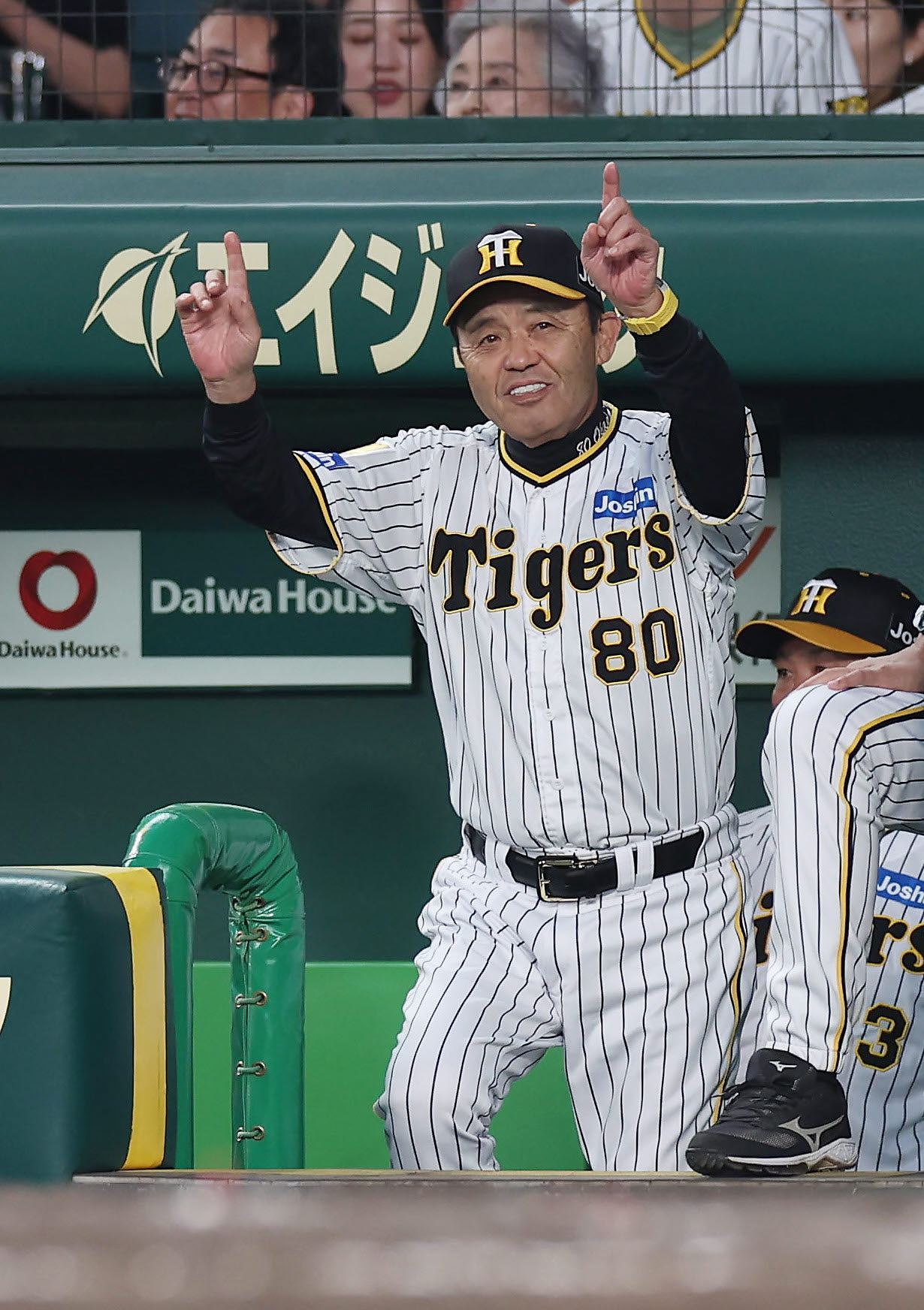 阪神対中日　5回裏阪神1死、佐藤輝の二塁アウト判定に対してリクエストする岡田監督（撮影・前田充）