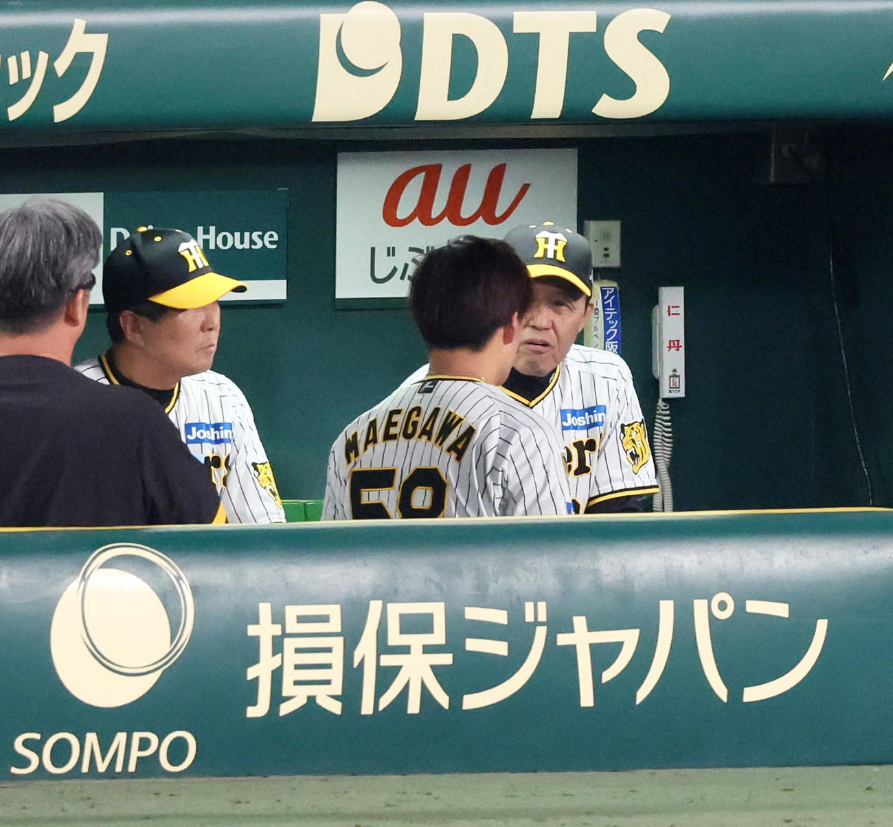 阪神対中日　7回裏阪神無死一、二塁、打席へ入る前の前川（左）に声を掛ける岡田監督（撮影・加藤哉）