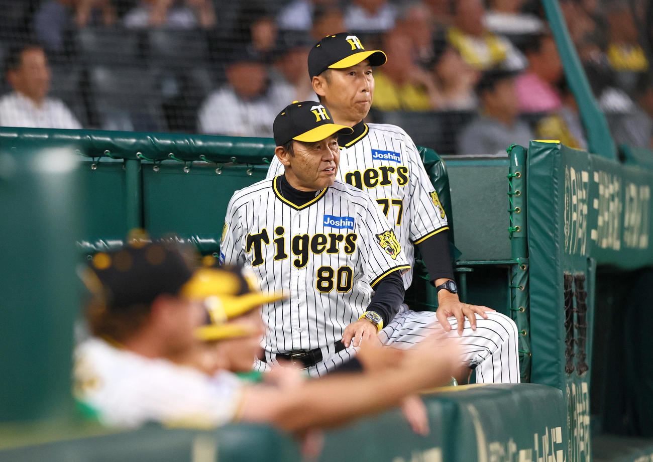 阪神対中日　5回裏阪神1死、岡田監督（手前）は佐藤輝の二塁アウトにリクエストするが判定は変わらずアウト（撮影・上山淳一）