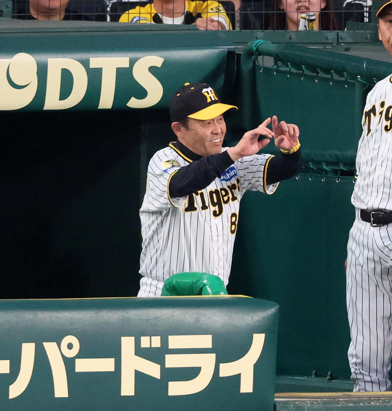 阪神対中日　5回裏阪神1死、佐藤輝明の二塁判定にリクエストする岡田監督（撮影・加藤哉）