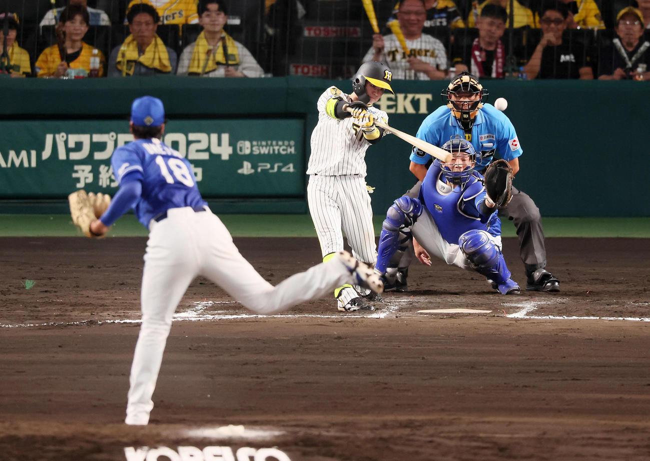 阪神対中日　7回裏阪神無死、中野は左中間へ二塁打を放つ（撮影・加藤哉）