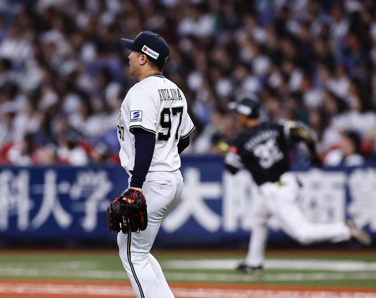 オリックス対ソフトバンク　8回表ソフトバンク無死一塁、代打柳町（右）に中越え適時二塁打を許す古田島（撮影・藤尾明華）