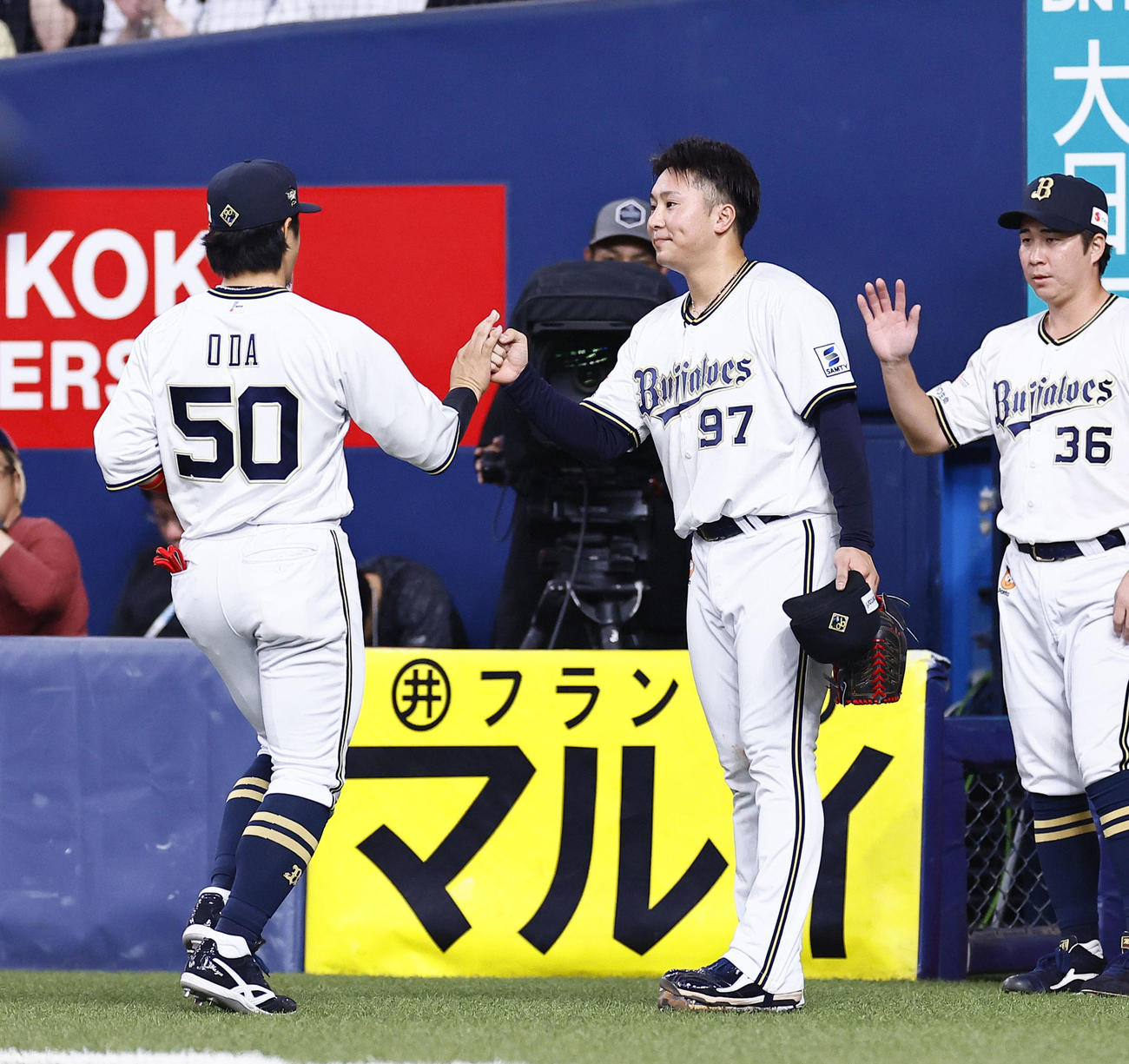 オリックス対ソフトバンク　8回表ソフトバンク2死満塁、正木の左飛を捕球した小田（左）を出迎える古田島（中央）（撮影・藤尾明華）