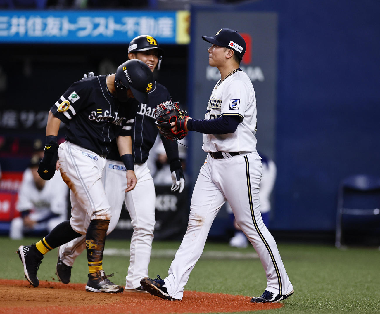 オリックス対ソフトバンク　8回表ソフトバンク無死一塁、代打柳町の中越え適時二塁打で中村晃（左）の生還を許した古田島（右）（撮影・藤尾明華）