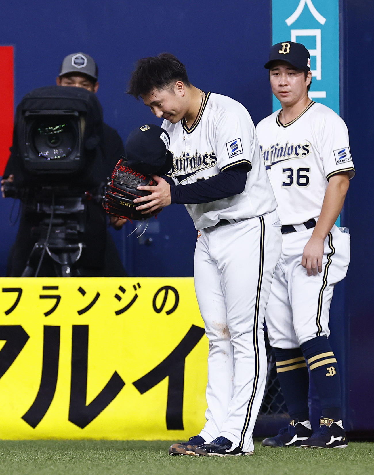 オリックス対ソフトバンク　8回表ソフトバンク2死満塁、正木の左飛を捕球した小田を出迎える古田島（撮影・藤尾明華）