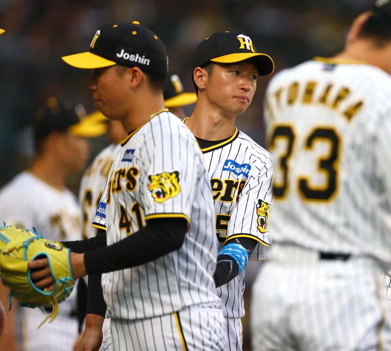 阪神対中日　近本（中央）は3回表の投球を終えた村上をベンチ前で出迎える（撮影・上山淳一）