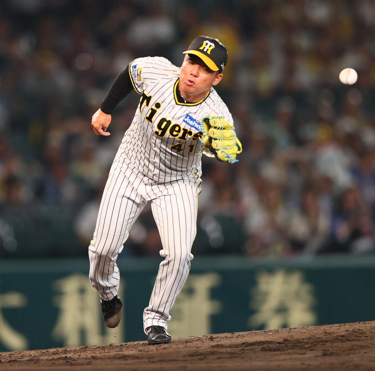 阪神対中日　7回表中日2死、村上は宇佐見の投前の打球に反応もグラブではじき内野安打となる（撮影・上山淳一）